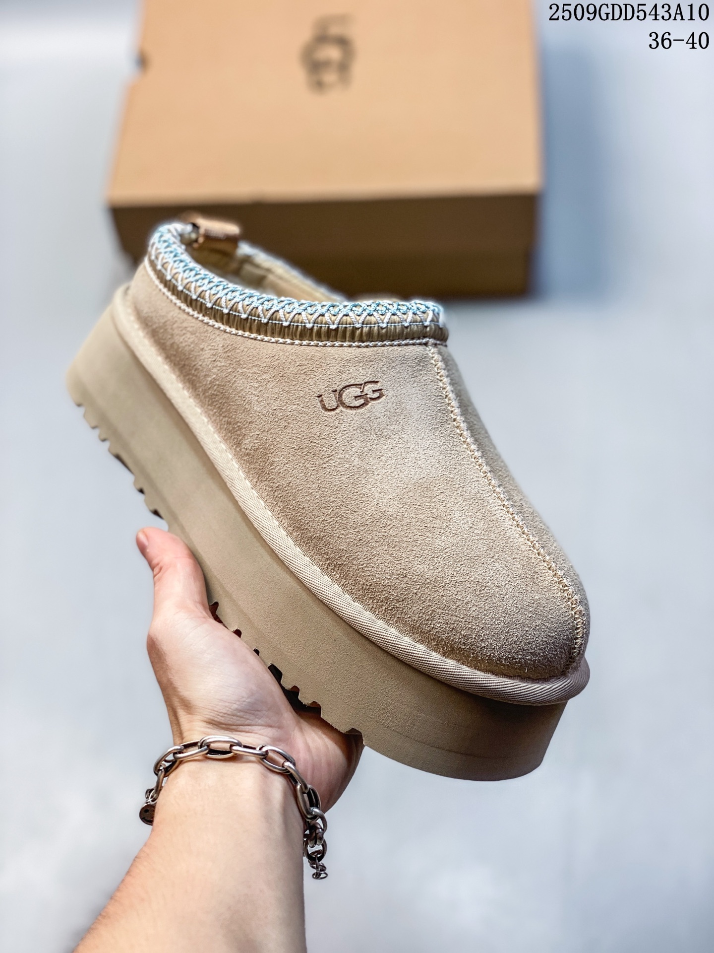 💰190
新货🚀#UGG 塔茨系列加厚款 穆勒风包头5CM半拖鞋 民族风秋冬雪地靴 
羊皮毛一体高品质 保暖锁热 
采用TPU模压定型翻毛皮鞋面材质 内嵌人造卷曲羊毛毛绒里衬和选用10毫米UGGPURE™ 植入式羊毛里衬与可拆卸的UGGPURE™ 植入式羊毛鞋垫 轻便防滑舒适橡胶外底 带有品牌LOGO商标 带全套包装 
尺码: 35 36 37 38 39 40建议选大一码
编码：09GDD543A10