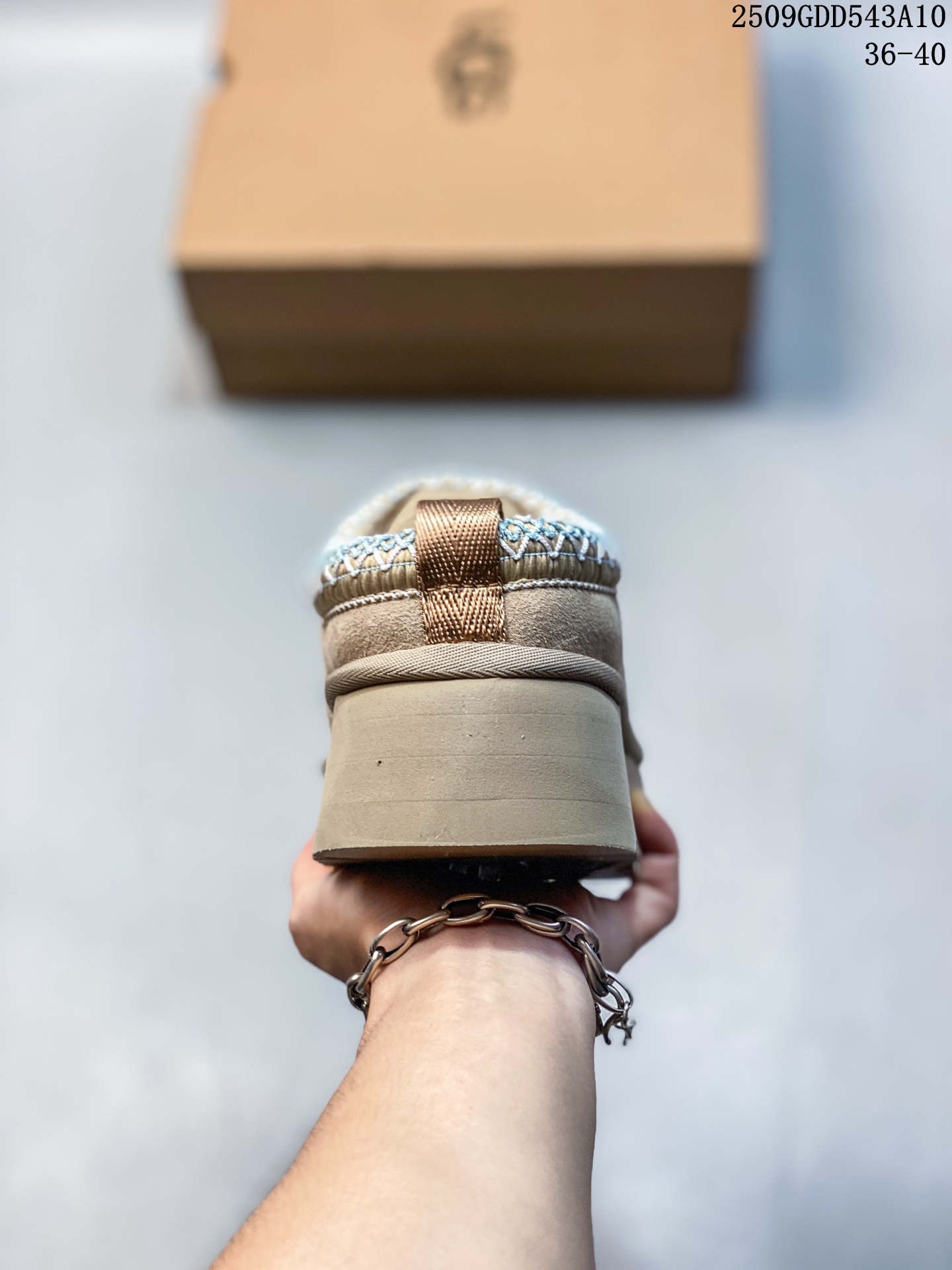 💰190
新货🚀#UGG 塔茨系列加厚款 穆勒风包头5CM半拖鞋 民族风秋冬雪地靴
羊皮毛一体高品质 保暖锁热
采用TPU模压定型翻毛皮鞋面材质 内嵌人造卷曲羊毛毛绒里衬和选用10毫米UGGPURE™ 植入式羊毛里衬与可拆卸的UGGPURE™ 植入式羊毛鞋垫 轻便防滑舒适橡胶外底 带有品牌LOGO商标 带全套包装
尺码: 35 36 37 38 39 40建议选大一码
编码:09GDD543A10