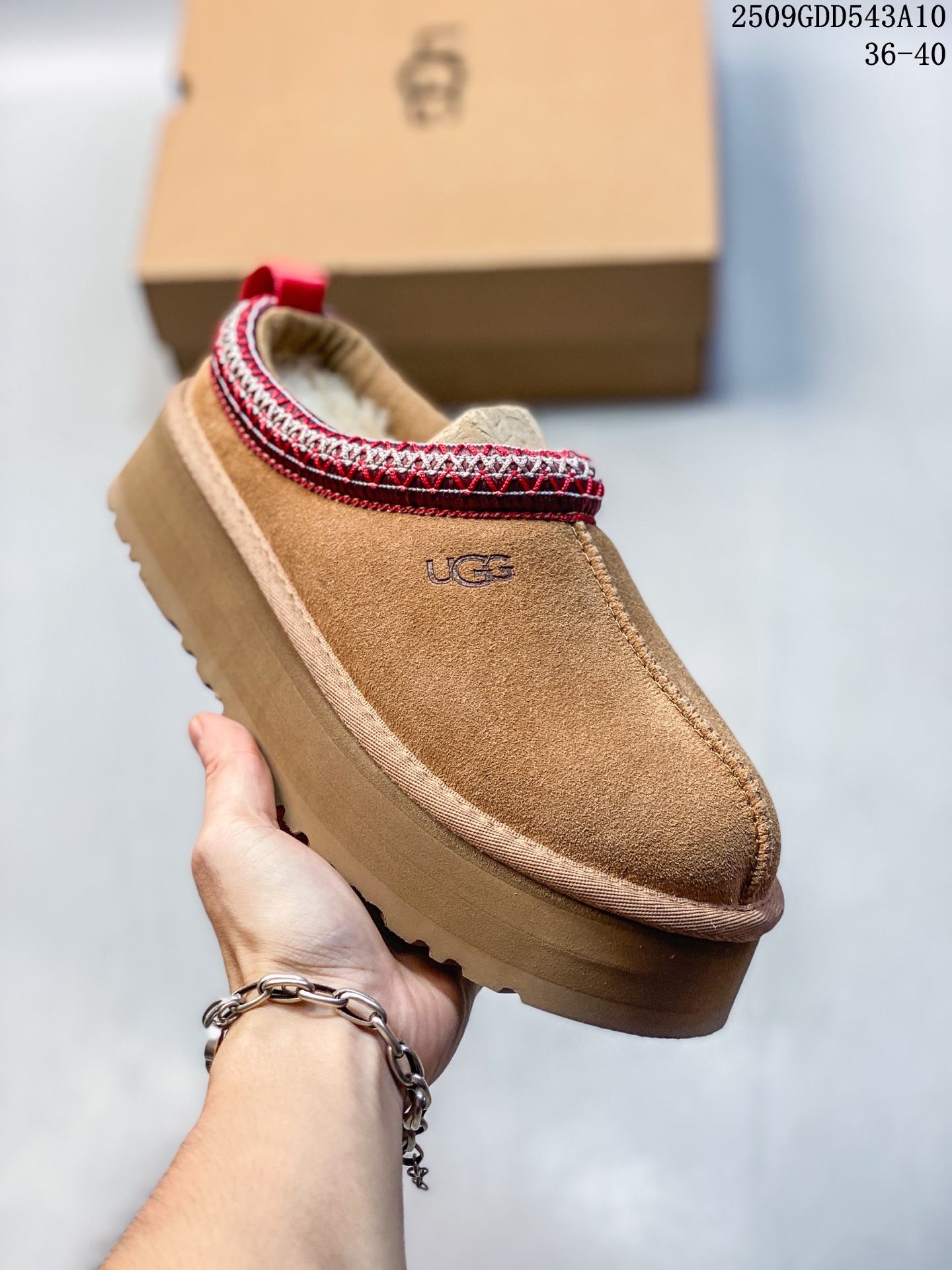 💰190
新货🚀#UGG 塔茨系列加厚款 穆勒风包头5CM半拖鞋 民族风秋冬雪地靴 
羊皮毛一体高品质 保暖锁热 
采用TPU模压定型翻毛皮鞋面材质 内嵌人造卷曲羊毛毛绒里衬和选用10毫米UGGPURE™ 植入式羊毛里衬与可拆卸的UGGPURE™ 植入式羊毛鞋垫 轻便防滑舒适橡胶外底 带有品牌LOGO商标 带全套包装 
尺码: 35 36 37 38 39 40建议选大一码
编码：09GDD543A10