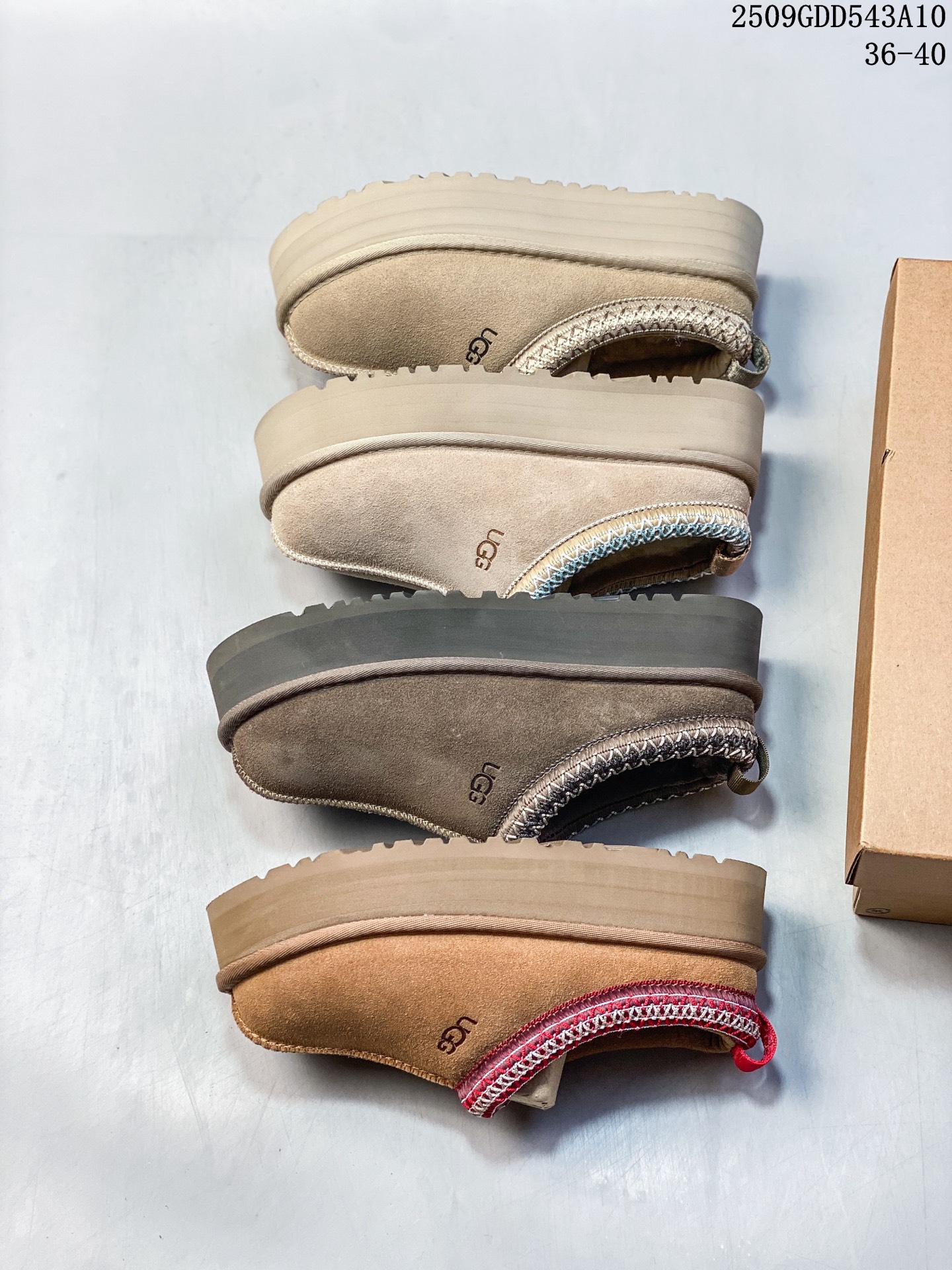 🈴️💰190
新货🚀#UGG 塔茨系列加厚款 穆勒风包头5CM半拖鞋 民族风秋冬雪地靴 
羊皮毛一体高品质 保暖锁热 
采用TPU模压定型翻毛皮鞋面材质 内嵌人造卷曲羊毛毛绒里衬和选用10毫米UGGPURE™ 植入式羊毛里衬与可拆卸的UGGPURE™ 植入式羊毛鞋垫 轻便防滑舒适橡胶外底 带有品牌LOGO商标 带全套包装 
尺码: 35 36 37 38 39 40建议选大一码
编码：09GDD543A10