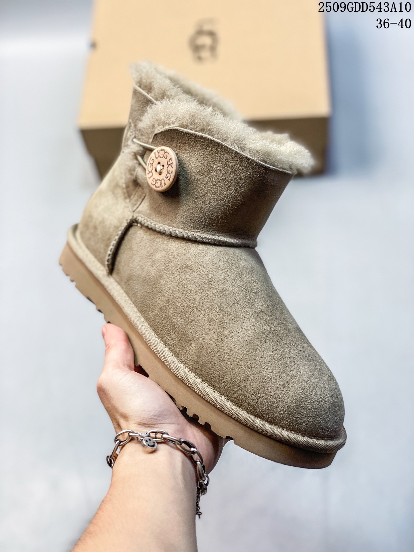 💰190
新货🚀#UGG 塔茨系列加厚款 穆勒风包头5CM半拖鞋 民族风秋冬雪地靴 
羊皮毛一体高品质 保暖锁热 
采用TPU模压定型翻毛皮鞋面材质 内嵌人造卷曲羊毛毛绒里衬和选用10毫米UGGPURE™ 植入式羊毛里衬与可拆卸的UGGPURE™ 植入式羊毛鞋垫 轻便防滑舒适橡胶外底 带有品牌LOGO商标 带全套包装 
尺码: 35 36 37 38 39 40建议选大一码
编码：09GDD543A10