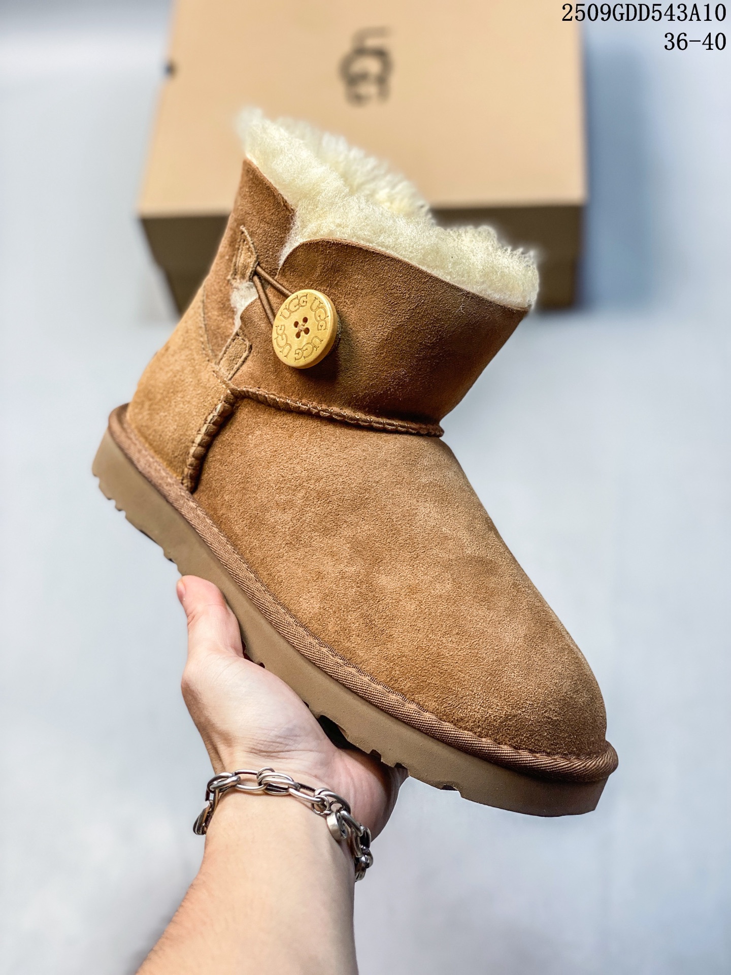 💰190
新货🚀#UGG 塔茨系列加厚款 穆勒风包头5CM半拖鞋 民族风秋冬雪地靴 
羊皮毛一体高品质 保暖锁热 
采用TPU模压定型翻毛皮鞋面材质 内嵌人造卷曲羊毛毛绒里衬和选用10毫米UGGPURE™ 植入式羊毛里衬与可拆卸的UGGPURE™ 植入式羊毛鞋垫 轻便防滑舒适橡胶外底 带有品牌LOGO商标 带全套包装 
尺码: 35 36 37 38 39 40建议选大一码
编码：09GDD543A10