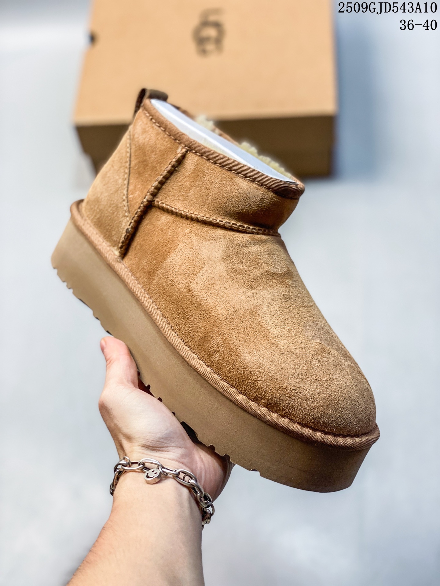 💰200
新货🚀#UGG 塔茨系列加厚款 穆勒风包头5CM半拖鞋 民族风秋冬雪地靴 
羊皮毛一体高品质 保暖锁热 
采用TPU模压定型翻毛皮鞋面材质 内嵌人造卷曲羊毛毛绒里衬和选用10毫米UGGPURE™ 植入式羊毛里衬与可拆卸的UGGPURE™ 植入式羊毛鞋垫 轻便防滑舒适橡胶外底 带有品牌LOGO商标 带全套包装 
尺码: 36 37 38 39 40建议选大一码
编码：09GJD543A10