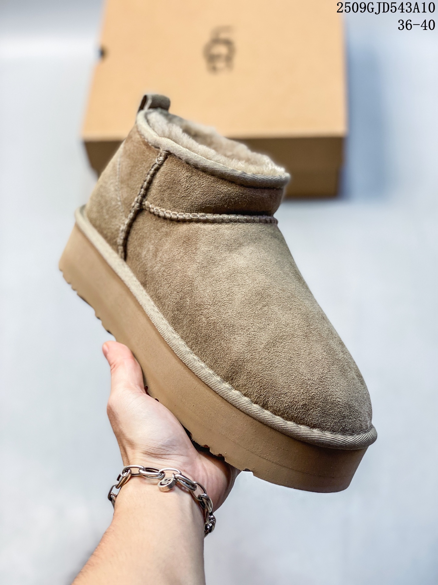 💰200
新货🚀#UGG 塔茨系列加厚款 穆勒风包头5CM半拖鞋 民族风秋冬雪地靴 
羊皮毛一体高品质 保暖锁热 
采用TPU模压定型翻毛皮鞋面材质 内嵌人造卷曲羊毛毛绒里衬和选用10毫米UGGPURE™ 植入式羊毛里衬与可拆卸的UGGPURE™ 植入式羊毛鞋垫 轻便防滑舒适橡胶外底 带有品牌LOGO商标 带全套包装 
尺码: 36 37 38 39 40建议选大一码
编码：09GJD543A10