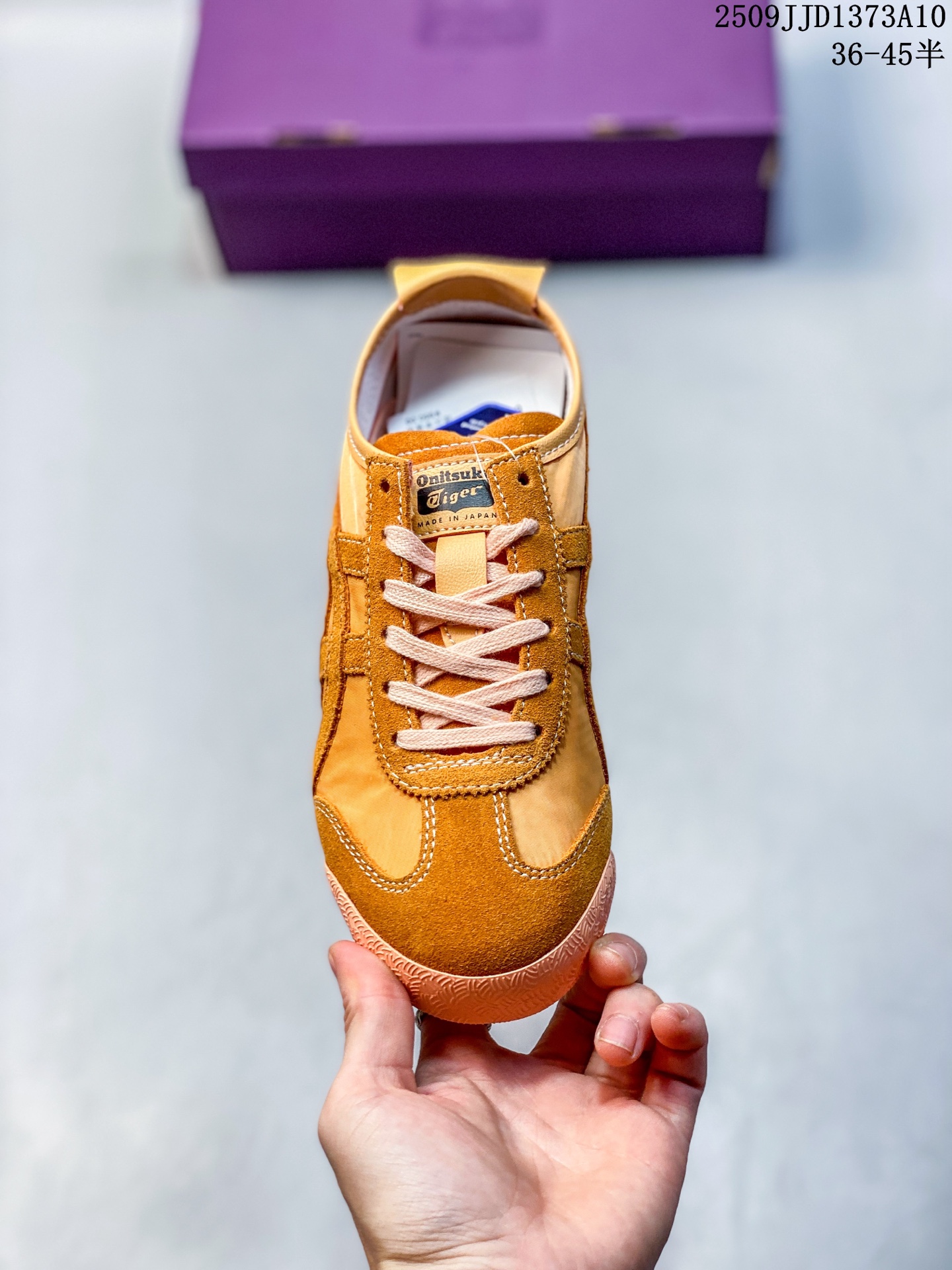 💰110 公司级✅Onitsuka Tiger NIPPON MADE 鬼冢虎手工鞋系列 最高版本MEXICO 66 DELUXE メキシコ 66 デラックス独家!同步官方,手工鞋新款三联吊牌!系带/免系带两用穿法!高密度双层组合中底板,根据楦头形状预定型,完美贴合脚弓!高弹性EVA成型鞋垫,支撑性能强,可以缓冲双足压力,减轻疲劳! 货号:1183C176-750 Size:36 37 37.5 38 39 39.5 40.5 41.5 42 42.5 43.5 44 45 编码:09JJD1373A10