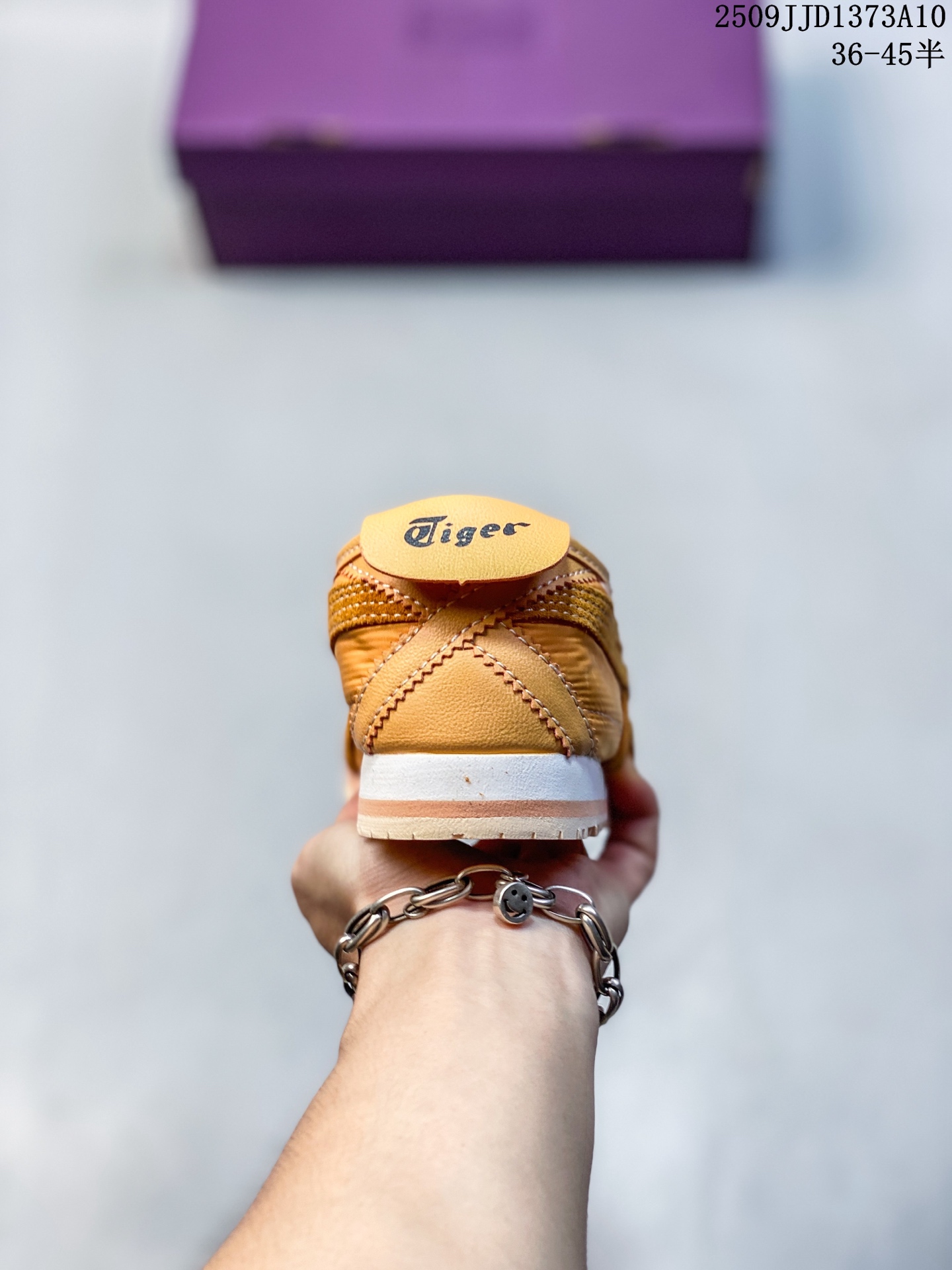 💰110 公司级✅Onitsuka Tiger NIPPON MADE 鬼冢虎手工鞋系列 最高版本MEXICO 66 DELUXE メキシコ 66 デラックス独家!同步官方,手工鞋新款三联吊牌!系带/免系带两用穿法!高密度双层组合中底板,根据楦头形状预定型,完美贴合脚弓!高弹性EVA成型鞋垫,支撑性能强,可以缓冲双足压力,减轻疲劳! 货号:1183C176-750 Size:36 37 37.5 38 39 39.5 40.5 41.5 42 42.5 43.5 44 45 编码:09JJD1373A10