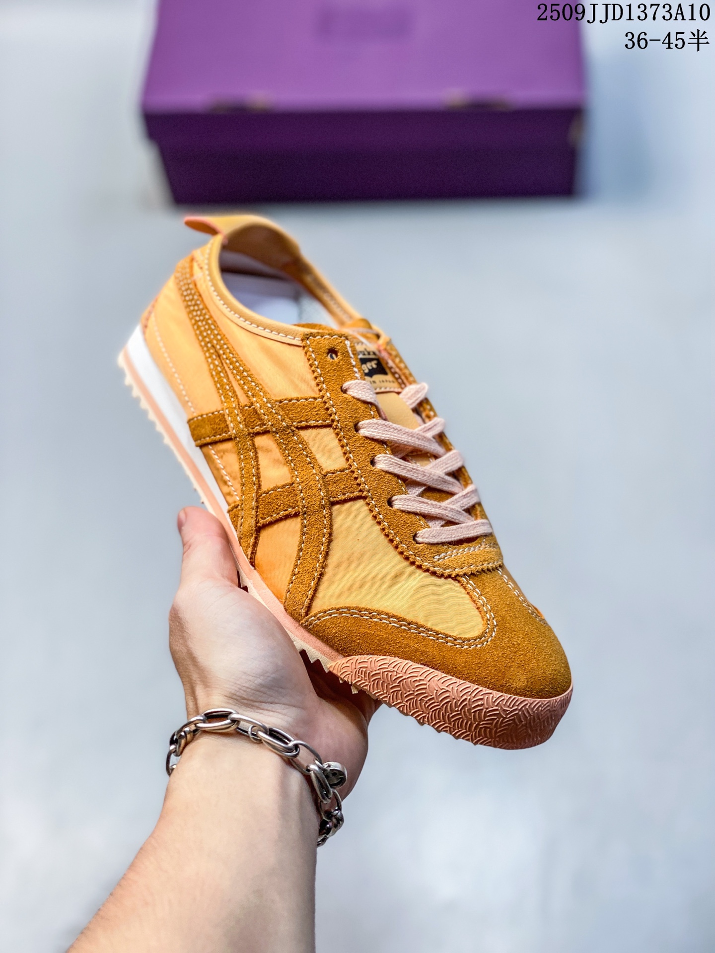 💰110 公司级✅Onitsuka Tiger NIPPON MADE 鬼冢虎手工鞋系列 最高版本MEXICO 66 DELUXE メキシコ 66 デラックス独家！同步官方，手工鞋新款三联吊牌！系带/免系带两用穿法！高密度双层组合中底板，根据楦头形状预定型，完美贴合脚弓！高弹性EVA成型鞋垫，支撑性能强，可以缓冲双足压力，减轻疲劳！ 货号:1183C176-750 Size:36 37 37.5 38 39 39.5 40.5 41.5 42 42.5 43.5 44 45 编码：09JJD1373A10