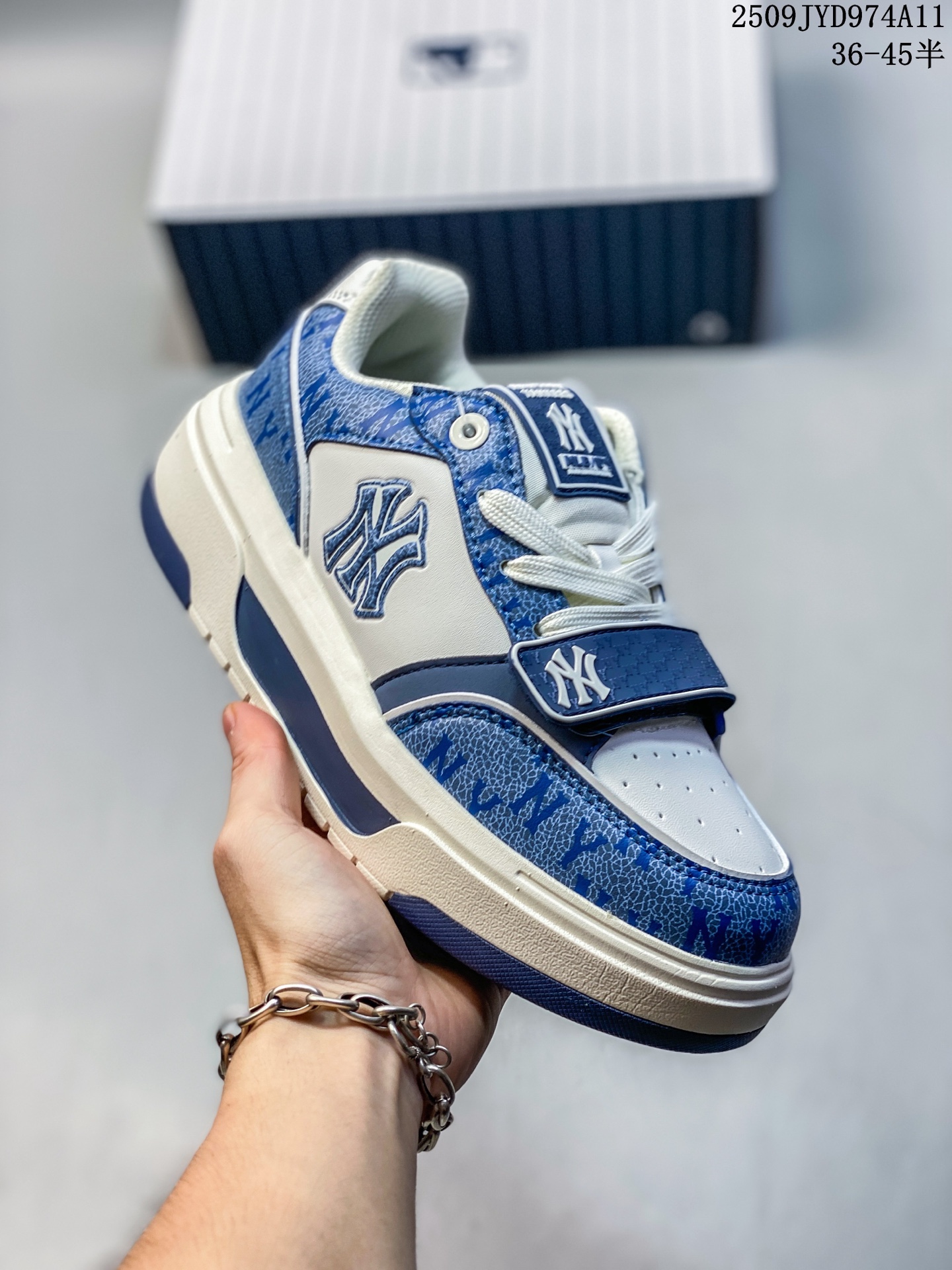 💰160
公司级✅MLB Chunky Liner MID人气单品学长鞋系列轻量增高厚底百搭中帮休闲运动板鞋
货号:3ASXLM13N
尺码:35.5 36 36.5 37.5 38 38.5 39 40 40.5 41 42 42.5 43 44 45
编码:09JYD974A11