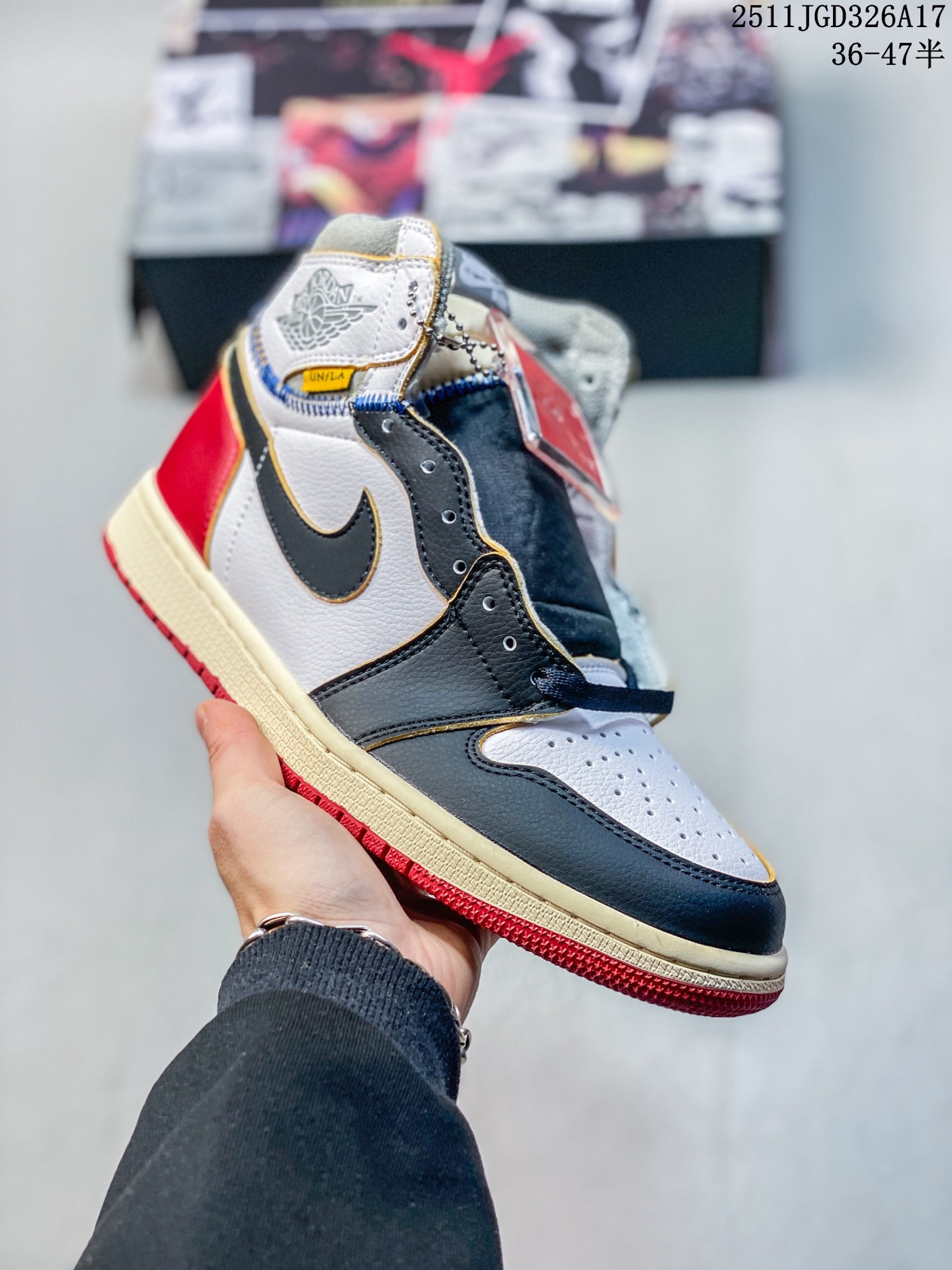 🈴️💰140
耐克 Union x Air Jordan 1 Retro High PK NRG 高帮aj1 乔丹一代经典复古运动篮球板鞋 洛杉矶品牌Union与Jordan合作推出的AJ1联名版本 近日洛杉矶时尚名所UNION LA与Jordan Brand联手为我们带来了UNION LA x Air Jordan 1 High 鞋款 鞋款采用解构、撞色以和补丁图案点缀的设计 鞋面结合了“暴风蓝”配色与“禁穿”配色 黑色星期五PK。

货号:  BV1300-146
尺码:  36 36.5 37.5 38 38.5 39 40 40.5 41 42 42.5 43 44 45 46 47
编码:  100124
11JGD326A17