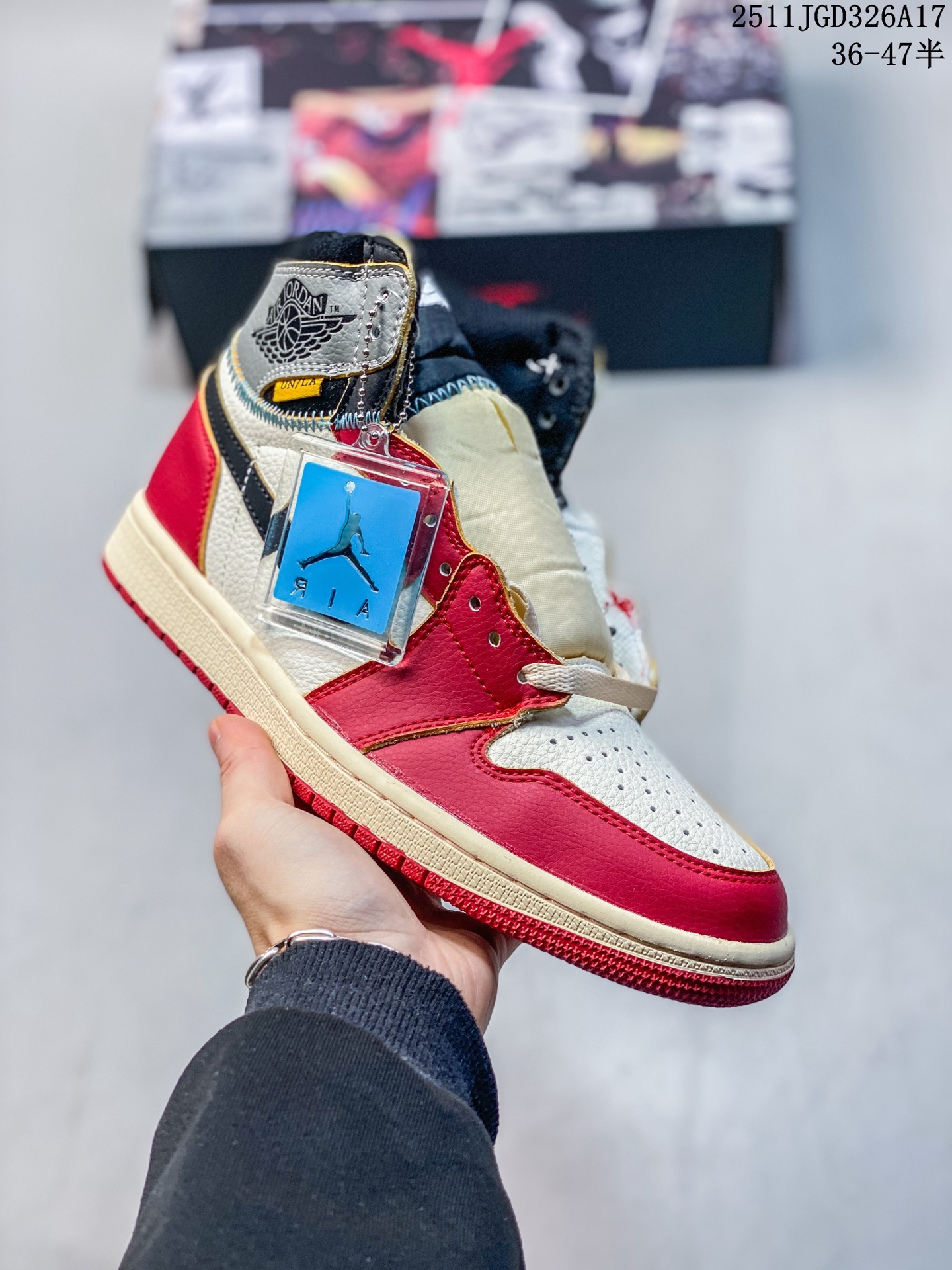 💰140
耐克 Union x Air Jordan 1 Retro High PK NRG 高帮aj1 乔丹一代经典复古运动篮球板鞋 洛杉矶品牌Union与Jordan合作推出的AJ1联名版本 近日洛杉矶时尚名所UNION LA与Jordan Brand联手为我们带来了UNION LA x Air Jordan 1 High 鞋款 鞋款采用解构、撞色以和补丁图案点缀的设计 鞋面结合了“暴风蓝”配色与“禁穿”配色 黑色星期五PK。

货号:  BV1300-146
尺码:  36 36.5 37.5 38 38.5 39 40 40.5 41 42 42.5 43 44 45 46 47
编码:  100124
11JGD326A17