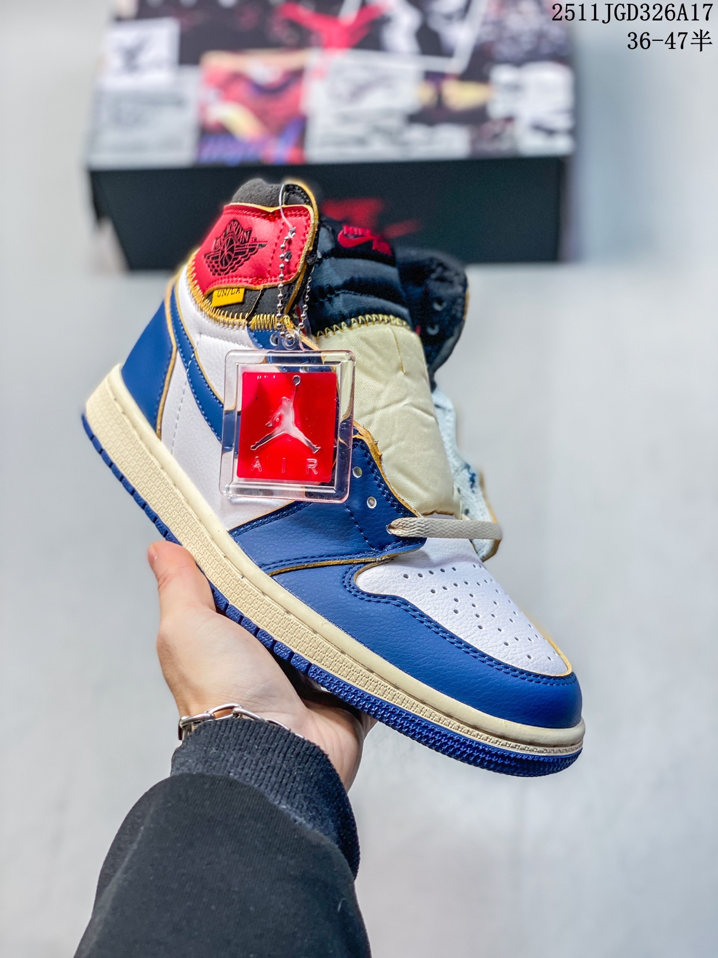💰140
耐克 Union x Air Jordan 1 Retro High PK NRG 高帮aj1 乔丹一代经典复古运动篮球板鞋 洛杉矶品牌Union与Jordan合作推出的AJ1联名版本 近日洛杉矶时尚名所UNION LA与Jordan Brand联手为我们带来了UNION LA x Air Jordan 1 High 鞋款 鞋款采用解构、撞色以和补丁图案点缀的设计 鞋面结合了“暴风蓝”配色与“禁穿”配色 黑色星期五PK。

货号:  BV1300-146
尺码:  36 36.5 37.5 38 38.5 39 40 40.5 41 42 42.5 43 44 45 46 47
编码:  100124
11JGD326A17