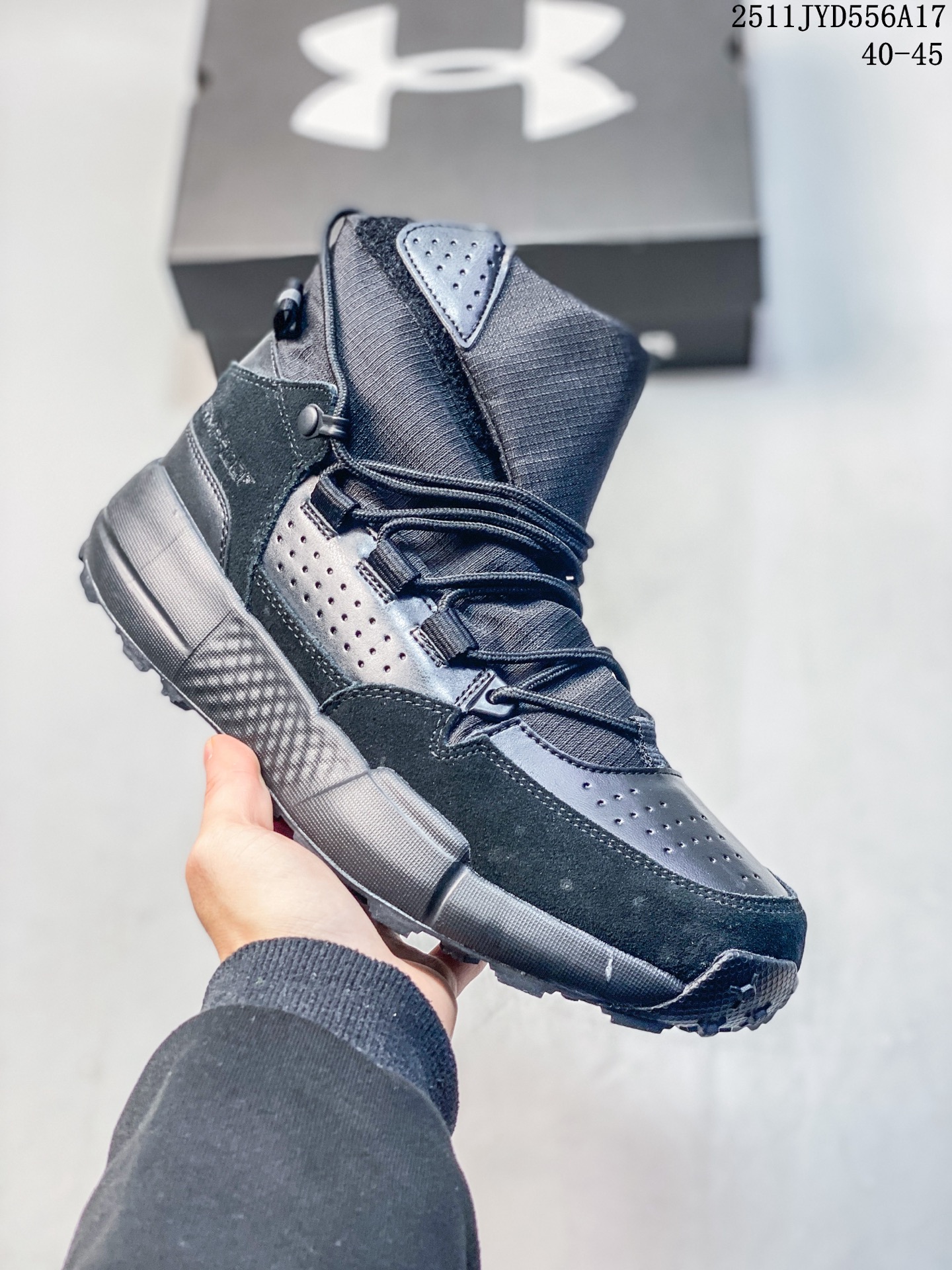 💰170 简介:真标✅Under Armour UA Loadout Trek 安德玛 保暖防滑 户外越野防水功能鞋 鞋款利用机能 户外 复古元素将都市型格与户外机能无缝结合 既能自由穿梭于城市的钢筋水泥之间 也能轻松演绎山系潮流搭配 全粒面皮革结合模压鞋口 提升持久耐穿度 直至鞋头的鞋带设计 舒适灵活的调节 货号:3027681-200 尺码:40-45 11JYD556A17