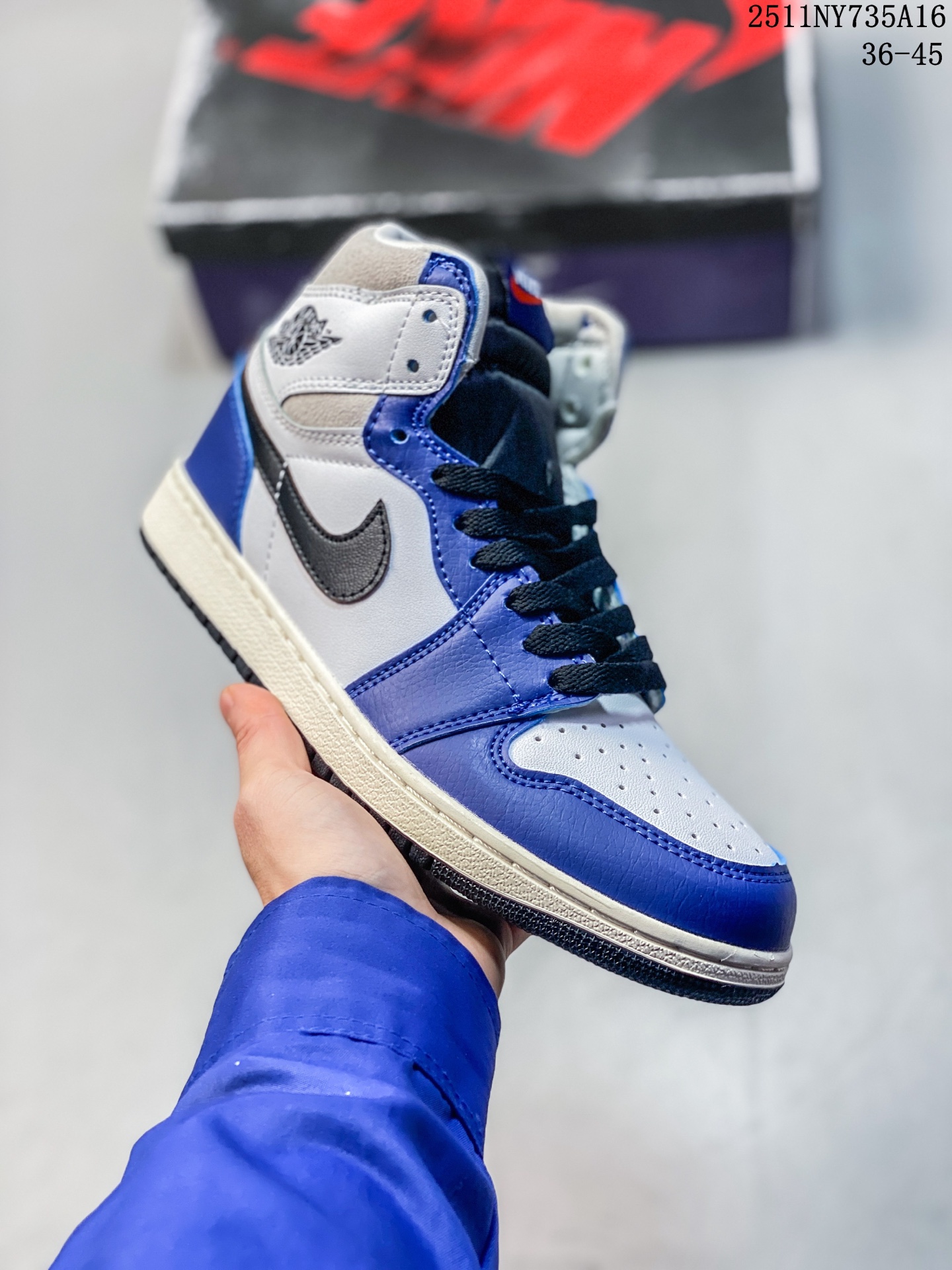 耐克(NIKE)AIR JORDAN 1 MID 男女子篮球鞋时尚轻盈板鞋AJ1乔1运动鞋 乔丹一代 高帮复古休闲篮球鞋.AIR JORDAN 1 MID 搭载内置AIR气垫,柔软、舒适的缓震效果完美捍卫双脚的稳定状态,为起跳、急停和落地等场上动作提供最可靠的保护,即使在面对如今更加激烈的对抗战局时,依然能助你一臂之力,赢得赛场优势.硬质橡胶外底结合弯曲槽和圆形纹路的设计带来一流抓地力与耐磨性,超凡效果让你的每一次出手都弹无虚发.AIR JORDAN 1 MID AJ系列已成为篮球场上的永恒传奇,如今AIR JORDAN 1 MID 承载传统荣耀,将元年神韵与创新元素完美结合,以精致、简约的设计结合匠心独具的细节缔造出足以匹配JORDAN品牌和飞人精神的舒适感、合脚性与透气性.经典AIR气垫和“AIR JORDAN 翅膀”标识更无时无刻不唤起飞人球迷和AJ鞋迷的回忆,值得你纳入珍藏. 类型:男女鞋 货号:DV1308-104 编码:REGT1109ZLB 11NY735A16