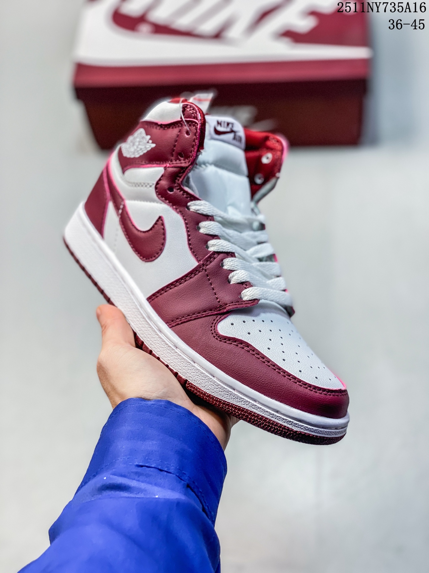 耐克(NIKE)AIR JORDAN 1 MID 男女子篮球鞋时尚轻盈板鞋AJ1乔1运动鞋 乔丹一代 高帮复古休闲篮球鞋.AIR JORDAN 1 MID 搭载内置AIR气垫,柔软、舒适的缓震效果完美捍卫双脚的稳定状态,为起跳、急停和落地等场上动作提供最可靠的保护,即使在面对如今更加激烈的对抗战局时,依然能助你一臂之力,赢得赛场优势.硬质橡胶外底结合弯曲槽和圆形纹路的设计带来一流抓地力与耐磨性,超凡效果让你的每一次出手都弹无虚发.AIR JORDAN 1 MID AJ系列已成为篮球场上的永恒传奇,如今AIR JORDAN 1 MID 承载传统荣耀,将元年神韵与创新元素完美结合,以精致、简约的设计结合匠心独具的细节缔造出足以匹配JORDAN品牌和飞人精神的舒适感、合脚性与透气性.经典AIR气垫和“AIR JORDAN 翅膀”标识更无时无刻不唤起飞人球迷和AJ鞋迷的回忆,值得你纳入珍藏. 类型:男女鞋 货号:DV1308-104 编码:REGT1109ZLB 11NY735A16