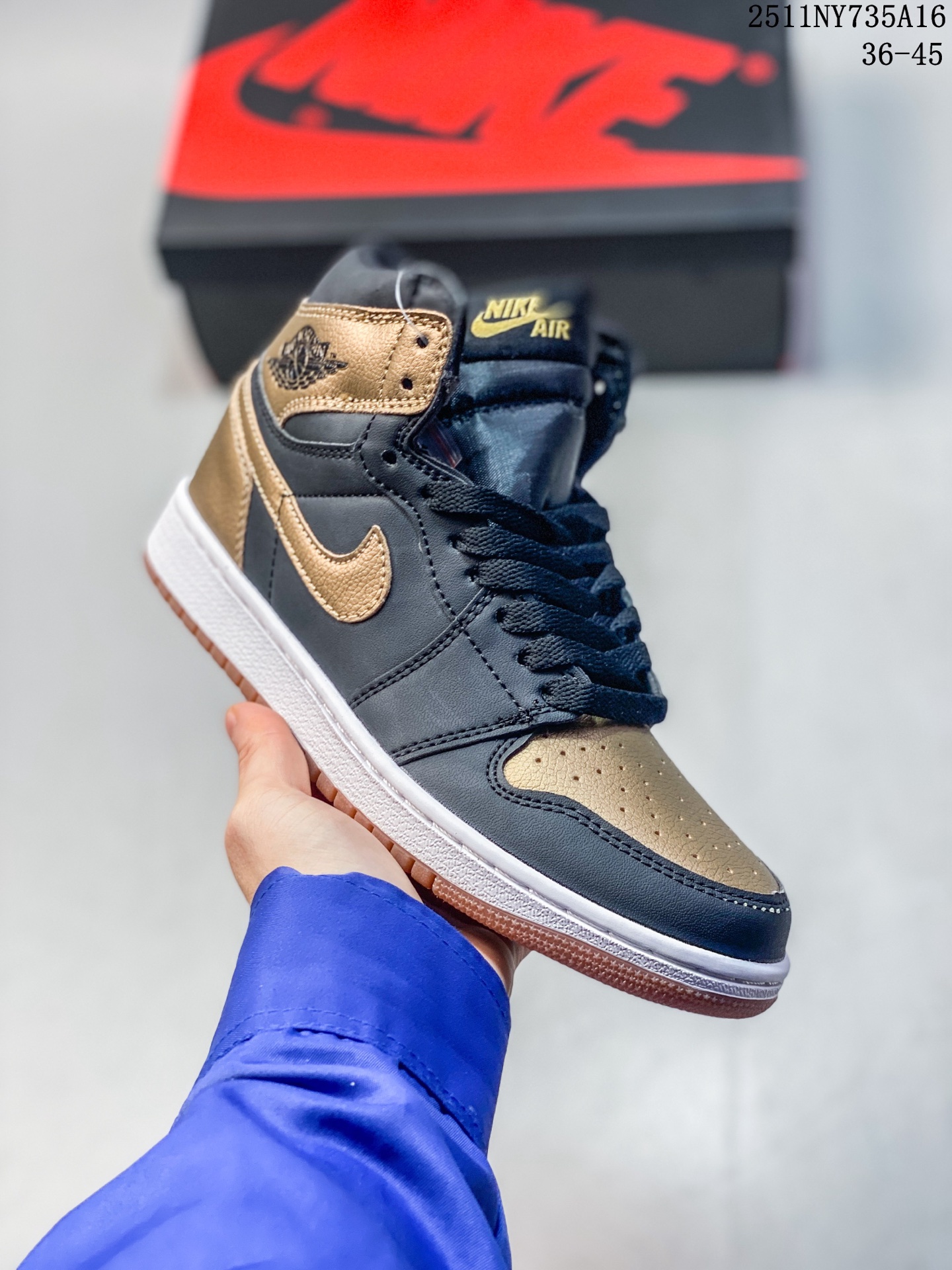 耐克(NIKE)AIR JORDAN 1 MID 男女子篮球鞋时尚轻盈板鞋AJ1乔1运动鞋 乔丹一代 高帮复古休闲篮球鞋.AIR JORDAN 1 MID 搭载内置AIR气垫,柔软、舒适的缓震效果完美捍卫双脚的稳定状态,为起跳、急停和落地等场上动作提供最可靠的保护,即使在面对如今更加激烈的对抗战局时,依然能助你一臂之力,赢得赛场优势.硬质橡胶外底结合弯曲槽和圆形纹路的设计带来一流抓地力与耐磨性,超凡效果让你的每一次出手都弹无虚发.AIR JORDAN 1 MID AJ系列已成为篮球场上的永恒传奇,如今AIR JORDAN 1 MID 承载传统荣耀,将元年神韵与创新元素完美结合,以精致、简约的设计结合匠心独具的细节缔造出足以匹配JORDAN品牌和飞人精神的舒适感、合脚性与透气性.经典AIR气垫和“AIR JORDAN 翅膀”标识更无时无刻不唤起飞人球迷和AJ鞋迷的回忆,值得你纳入珍藏. 类型:男女鞋 货号:DV1308-104 编码:REGT1109ZLB 11NY735A16