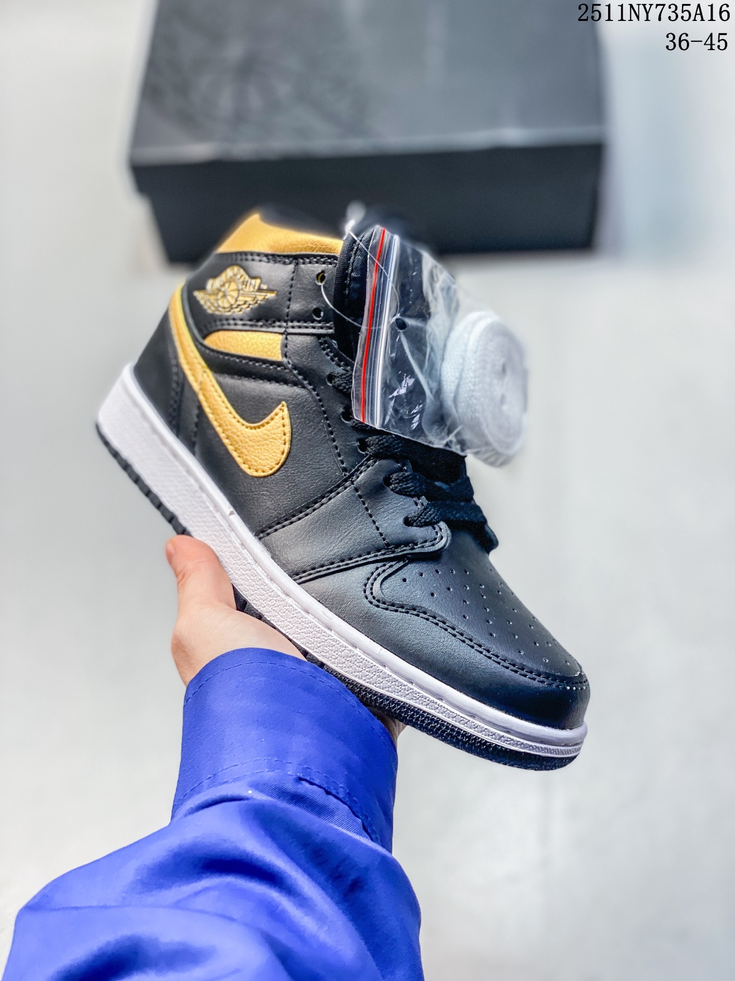 耐克(NIKE)AIR JORDAN 1 MID 男女子篮球鞋时尚轻盈板鞋AJ1乔1运动鞋 乔丹一代 高帮复古休闲篮球鞋.AIR JORDAN 1 MID 搭载内置AIR气垫,柔软、舒适的缓震效果完美捍卫双脚的稳定状态,为起跳、急停和落地等场上动作提供最可靠的保护,即使在面对如今更加激烈的对抗战局时,依然能助你一臂之力,赢得赛场优势.硬质橡胶外底结合弯曲槽和圆形纹路的设计带来一流抓地力与耐磨性,超凡效果让你的每一次出手都弹无虚发.AIR JORDAN 1 MID AJ系列已成为篮球场上的永恒传奇,如今AIR JORDAN 1 MID 承载传统荣耀,将元年神韵与创新元素完美结合,以精致、简约的设计结合匠心独具的细节缔造出足以匹配JORDAN品牌和飞人精神的舒适感、合脚性与透气性.经典AIR气垫和“AIR JORDAN 翅膀”标识更无时无刻不唤起飞人球迷和AJ鞋迷的回忆,值得你纳入珍藏. 类型:男女鞋 货号:DV1308-104 编码:REGT1109ZLB 11NY735A16