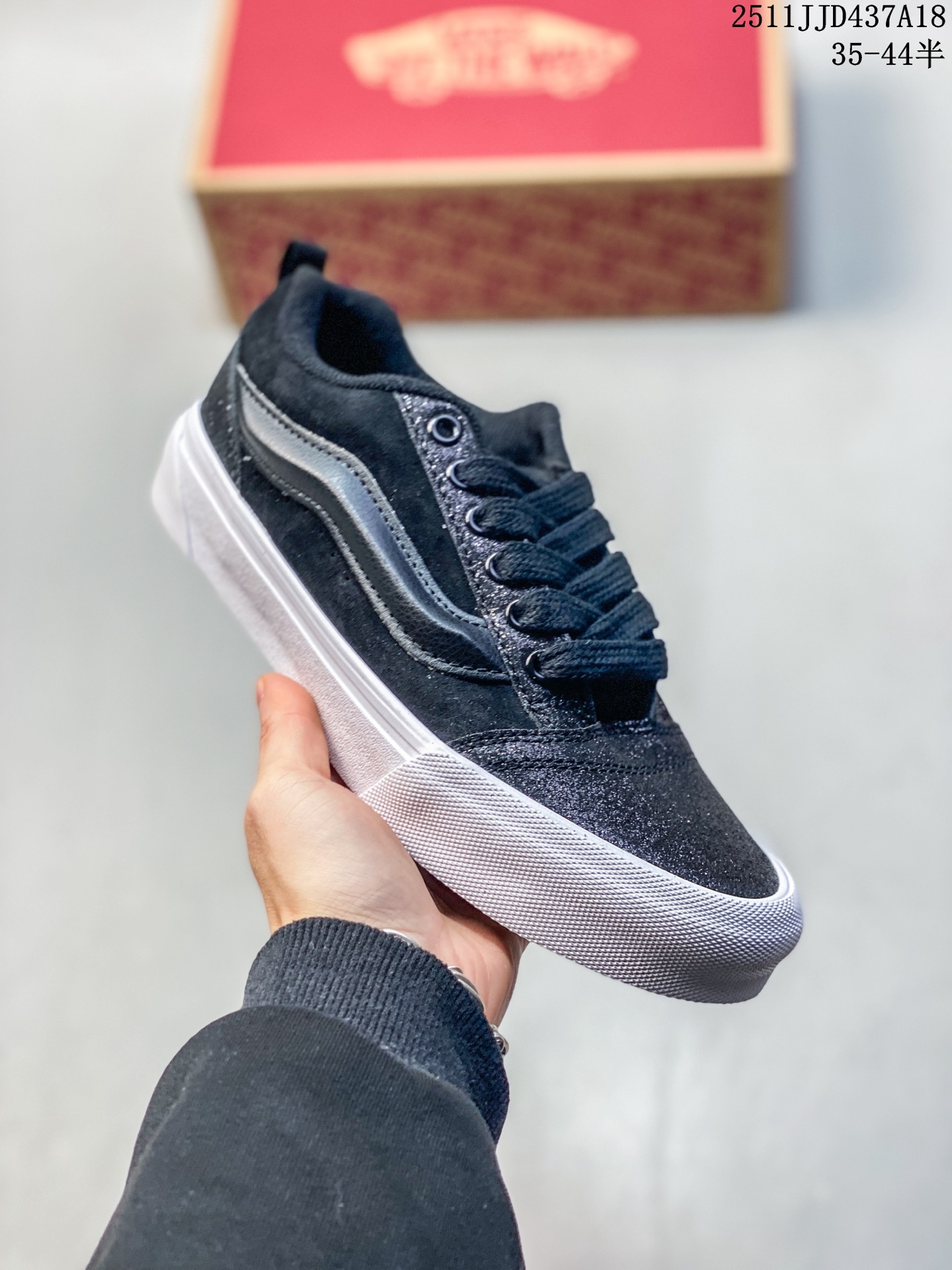 💰130 Vans Knu Skool 复古纹理抽绳 胖胖面包鞋经典拼接闪闪发亮材料低帮 男女同款 货号：VN000VB4CJK 颜色：黑白经典款+拼接闪闪发光材料 尺码：35 36 36.5 37 38 38.5 39 40 40.5 41 42 42.5 43 44 45 11JJD437A18