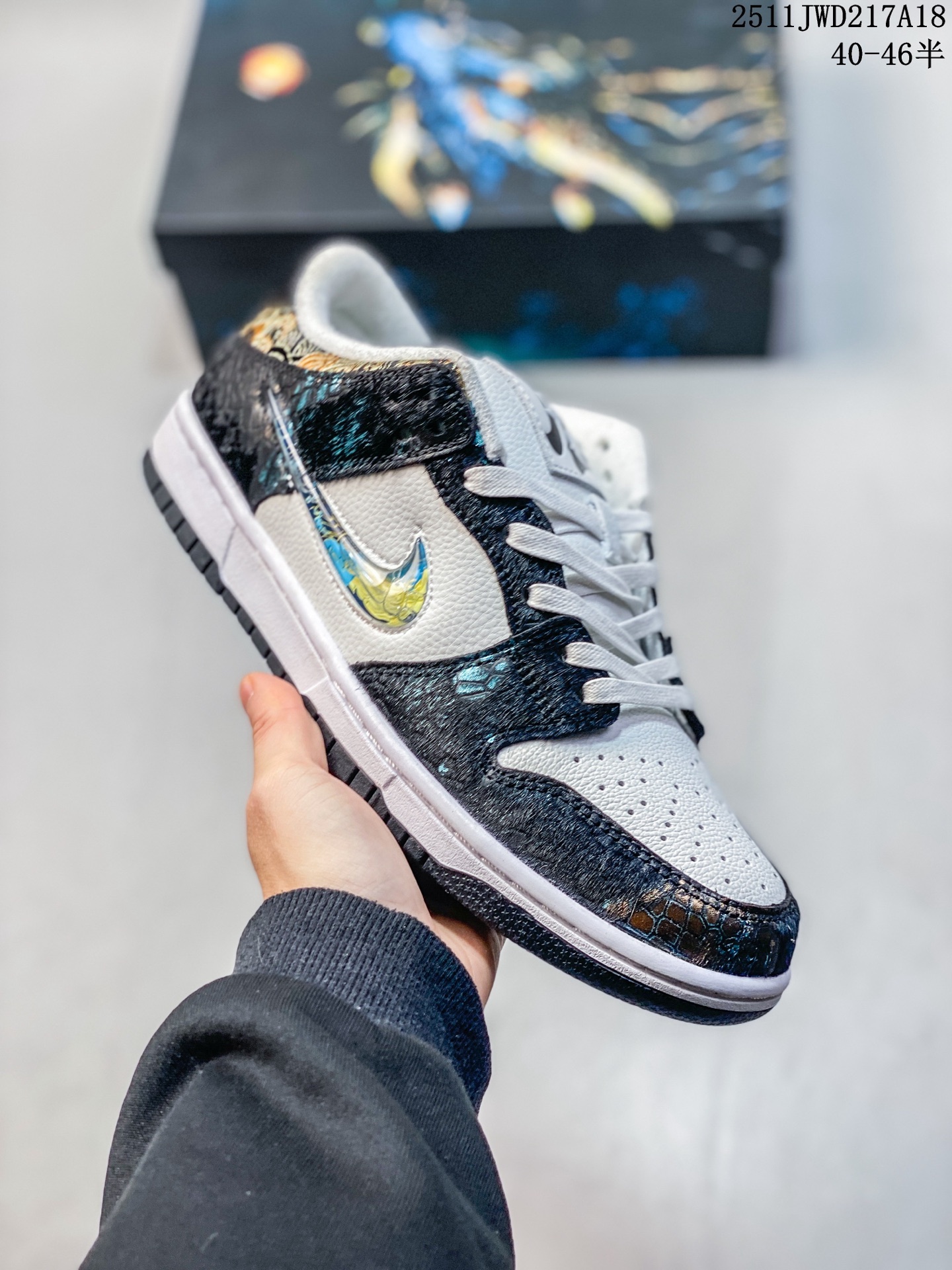 💰180
公司级✅Rayssa Leal x NK SB Dunk Low 蛇年低帮休闲板鞋 紫白 FZ5251-001
外贸特供订单 原厂Sadesa D7 皮料 细纹排气孔完全一致 全套原楦原模倾力打造完美版型 独家原厂航空铝磨具打磨大底 鞋头坡度极致还原 无解鞋型 原盒原配 圈内天花板工艺 原厂冲刀 超高清洁度 全鞋零毛边皮料切割 采用原厂百宏鞋带以及原厂百宏织唛舌标 内标可供原厂几率过验 原厂中底布点胶 原厂中底布拉帮走线遵循公司 
SIZE：如图
11JWD217A18
