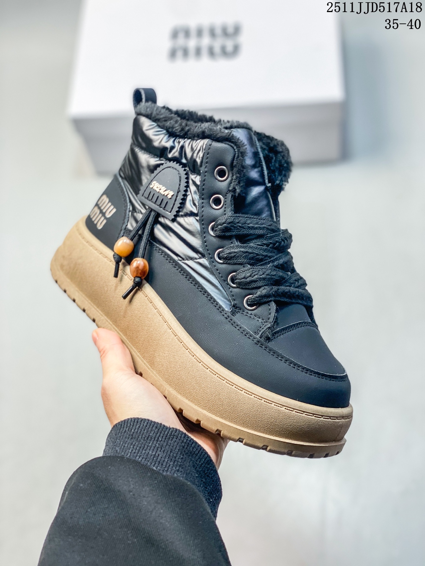 💰130 2025ss新款 MIUMIU 加绒缪缪网面运动鞋复古系带休闲厚底鞋 美式复古风,颜值担当火爆款,不得不入的一款~简约高级 随意搭配上脚非常舒适,年度必入款 最新走秀款运动国内外博主刷爆的一款,小红书种草系列,复古又时髦上脚美炸了简约的运动设计,极具辨识度的鞋舌,打造佛系甜美的休闲风~~上脚气场十足随意搭配 主流双鞋带设计 主打一个时尚! 11JJD517A18