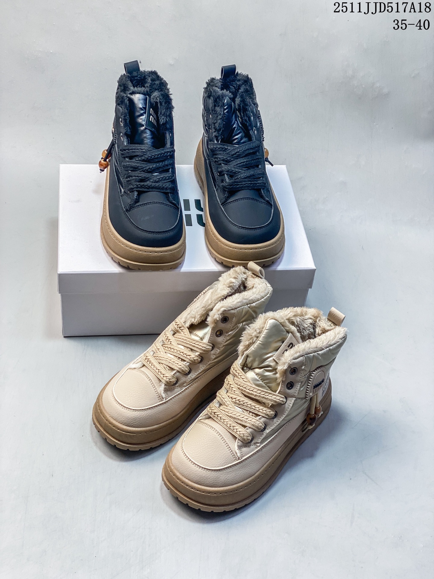 🈴️💰130 2025ss新款 MIUMIU 加绒缪缪网面运动鞋复古系带休闲厚底鞋 美式复古风,颜值担当火爆款,不得不入的一款~简约高级 随意搭配上脚非常舒适,年度必入款 最新走秀款运动国内外博主刷爆的一款,小红书种草系列,复古又时髦上脚美炸了简约的运动设计,极具辨识度的鞋舌,打造佛系甜美的休闲风~~上脚气场十足随意搭配 主流双鞋带设计 主打一个时尚! 11JJD517A18