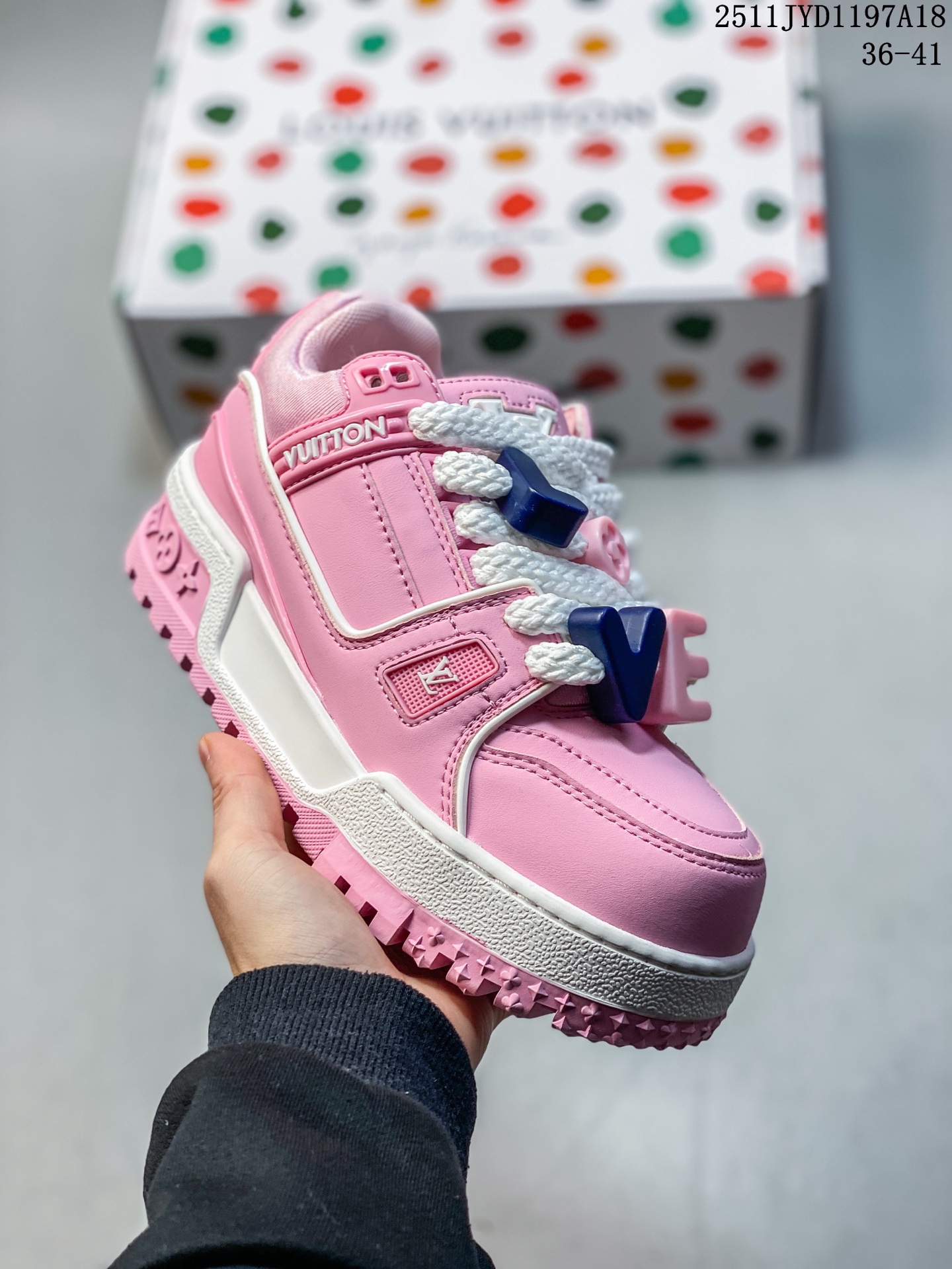 LOUIS VUITTON Trainer Maxi 小胖丁 粉色 广东原产高性价比,采用皮革鞋面材质,内里小羊皮打造及去味海玻璃脚垫,空胶工艺,外置耐磨橡胶大底,点缀饰珠低帮板鞋男女同款. 类型:男女鞋 货号:1AD5OO 無半码 11JYD1197A18