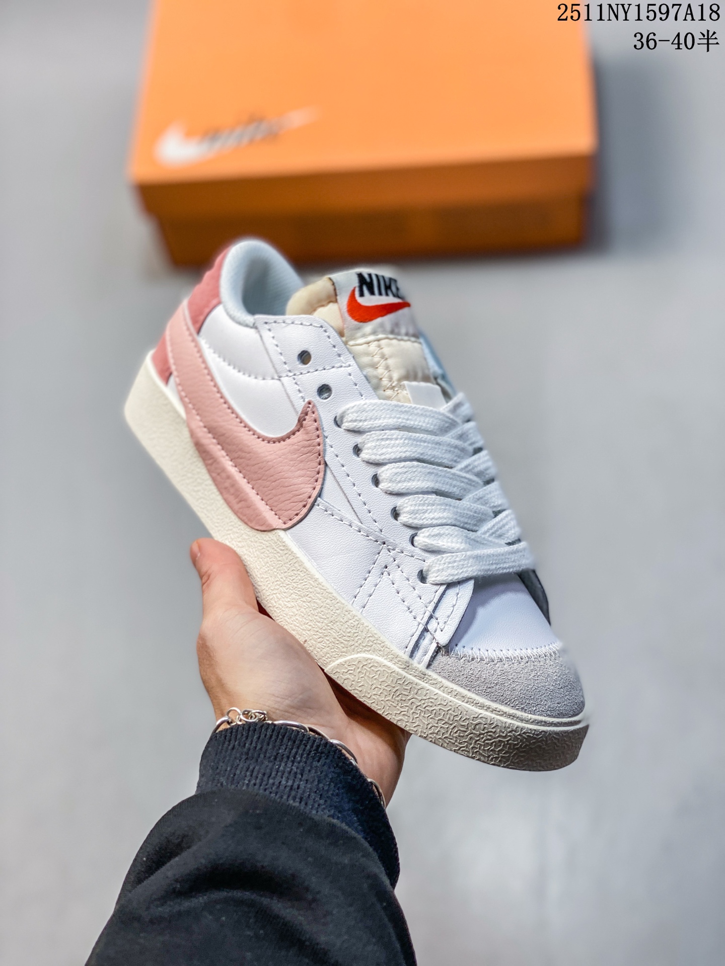 💰115 Nike Blazer Low ‘77 Jumbo 百搭单品 全新焕新升级经典 Blazer 鞋款，大号 Swoosh 突出新时代更加张扬的潮流感，对经典的又一次改良升级。大号 Swoosh 设计结合宽大鞋带，符合当下潮流意趣，橡胶外底融入凸起人字形底纹增添几分户外感觉 货号:DQ1470-102 尺码:36 36.5 37.5 38 38.5 39 40 11NY1597A18