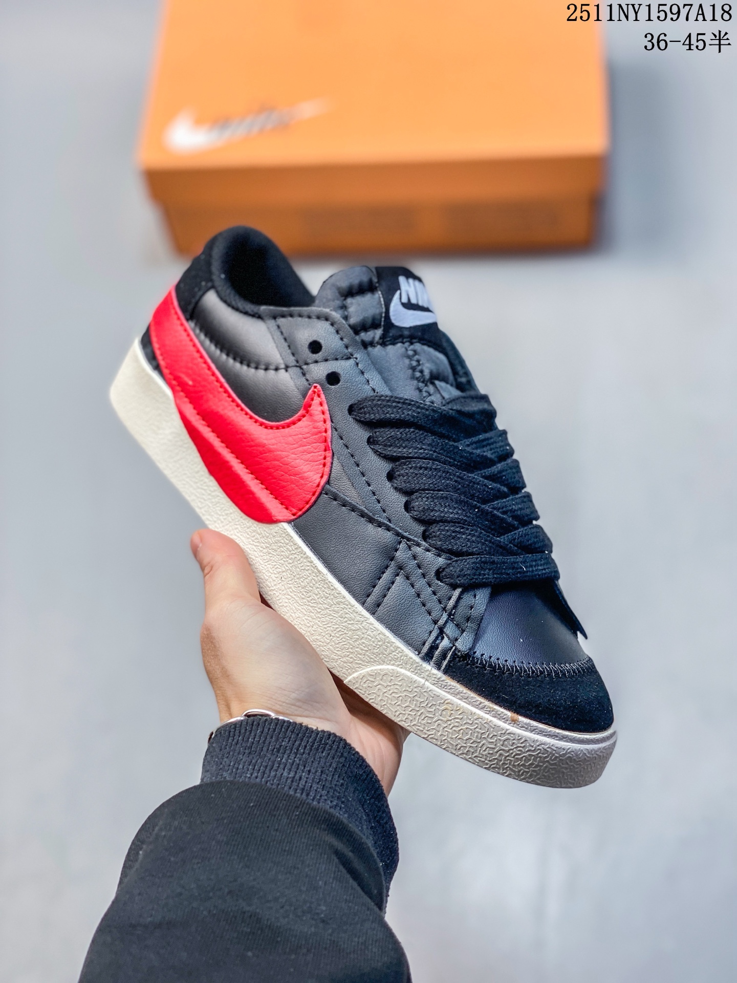 💰115 Nike Blazer Low ‘77 Jumbo 百搭单品 全新焕新升级经典 Blazer 鞋款,大号 Swoosh 突出新时代更加张扬的潮流感,对经典的又一次改良升级。大号 Swoosh 设计结合宽大鞋带,符合当下潮流意趣,橡胶外底融入凸起人字形底纹增添几分户外感觉 货号:DQ1470-102 尺码:36 36.5 37.5 38 38.5 39 40 11NY1597A18