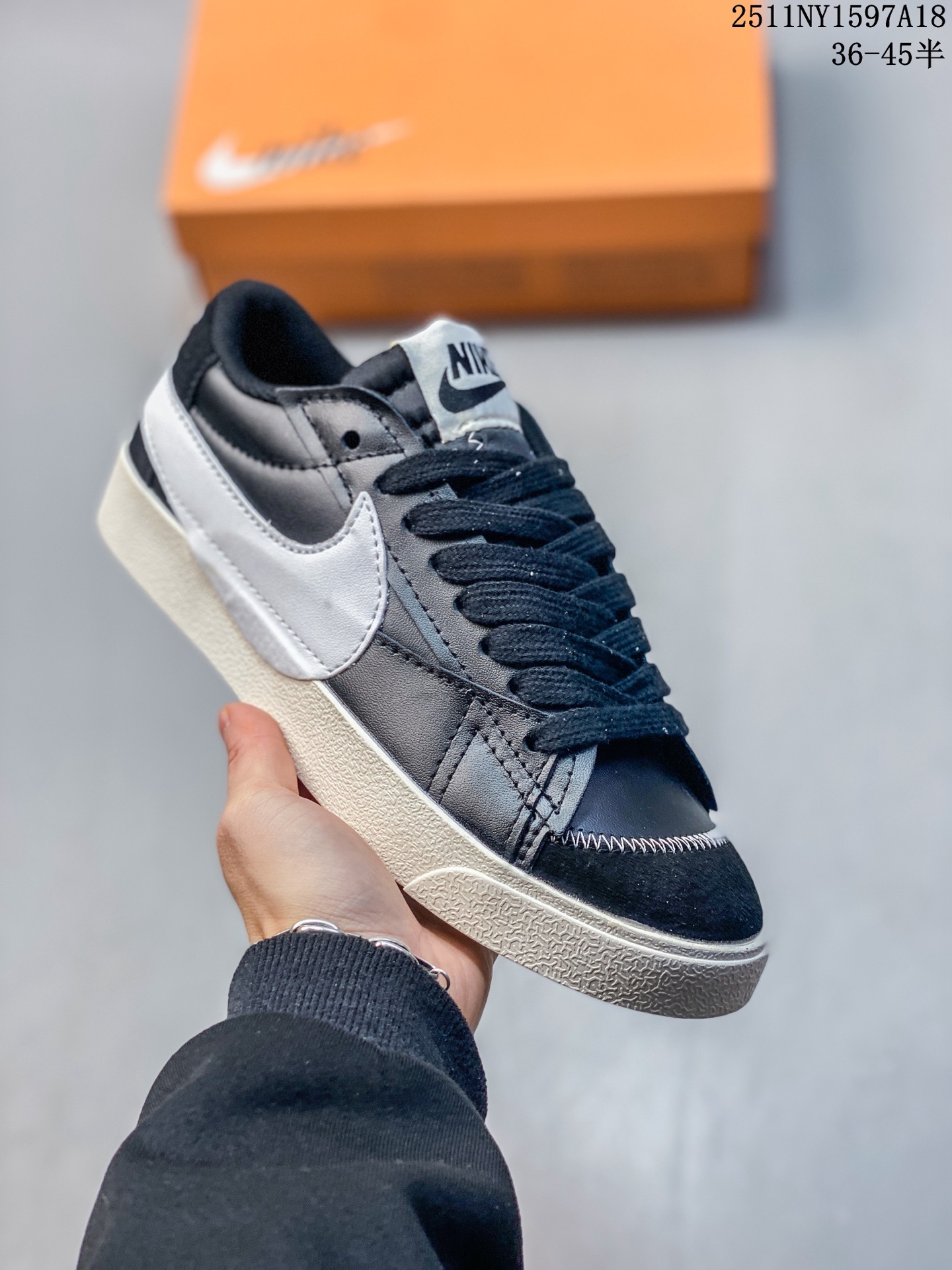 🈴️💰115 Nike Blazer Low ‘77 Jumbo 百搭单品 全新焕新升级经典 Blazer 鞋款，大号 Swoosh 突出新时代更加张扬的潮流感，对经典的又一次改良升级。大号 Swoosh 设计结合宽大鞋带，符合当下潮流意趣，橡胶外底融入凸起人字形底纹增添几分户外感觉 货号:DQ1470-102 尺码:36 36.5 37.5 38 38.5 39 40 11NY1597A18