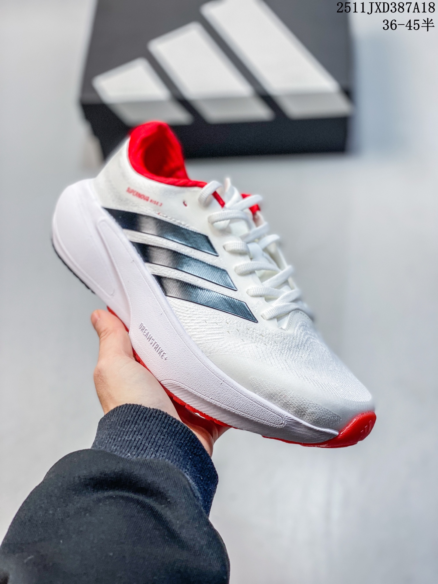 💰140
【公司级】阿迪达斯 Adidas Adizero Adios Pro 4 舒适防滑耐磨 低帮 休闲跑步鞋 男女款厚度增高老爹鞋 2025年,adidas推出了adidas ADISPR4跑鞋,该鞋具有软弹的中底和外底,提供稳定的跑动体验。鞋面采用轻盈的材料,具有良好的透气性,同时具有优秀的抓地力和耐磨性。鞋底的软弹性使得蹬击感更加强,而中底的弹性使得跑步更加舒适。整双鞋的稳定性较高,适合各种跑步风格。然而,由于鞋底的软弹性,对于步幅较大的跑者来说,可能会感到不稳定。总体而言,adidas PR4是一款值得信赖的竞速鞋,适合日常训练和上赛道的跑步。
11JXD387A18