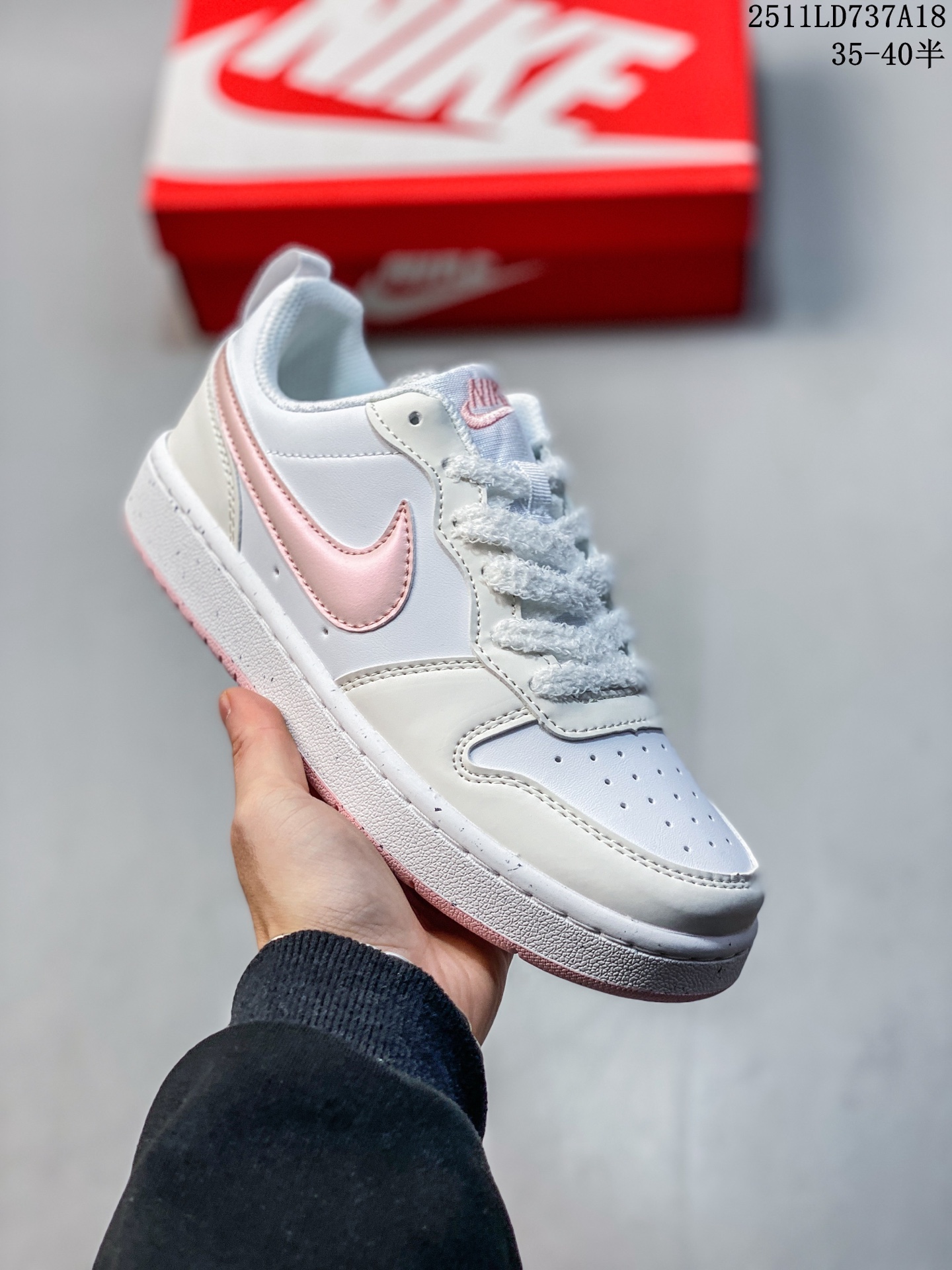 💰100
耐克(NIKE)女子运动鞋 COURT BOROUGH LOW 小空军低帮板鞋。1.其皮革材质的鞋面结合网眼鞋舌,在出众外观与质感的同时提供稳固支撑,并且提升透气性。弹力鞋垫,耐穿舒适,增加缓震性能。2.耐克COURT也是耐克性价比比较高的鞋款,COURT鞋型很像AJ1LOW,鞋底很像AF1,当然还是有差别的,毕竟产品用料,定位都不一样,性价比来说还是不错的选择。3.这款鞋子加上外底采用扭转点设计,流畅启停,灵活抓地;鞋身有着耐克logo标志,展现品牌价值。
类型:女鞋
货号:DV5456-300
码数:35-40含半码
编码: TGGT1118LJL
11LD737A18