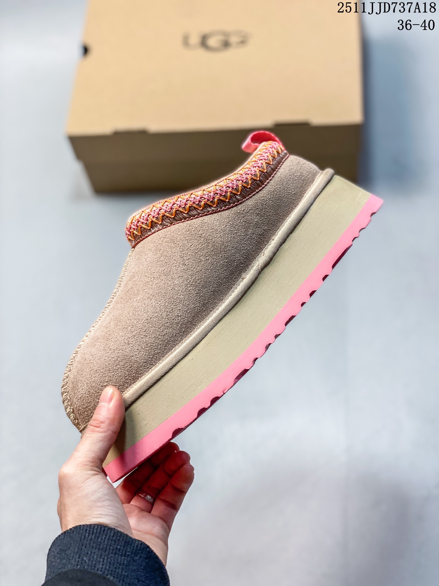 💰130
UGG 厚底增高棉拖 雪地靴 俏皮可爱的百变造型家居拖鞋， 美国轻奢品牌🐑UGG 平底系列冬季雪地休闲保暖家居包头棉拖鞋。官方同步包装 检验标 材料采用原厂防污防水皮料 防滑耐磨轻翼大底 潮流百搭 英伦风  舒适拖鞋 秋冬休闲厚底增高时尚男女鞋  保暖性能十足 严寒季节保暖神器。

类型：女鞋
码数:  36 37 38 39 40
编码：AZGT1118ZZL
11JJD737A18