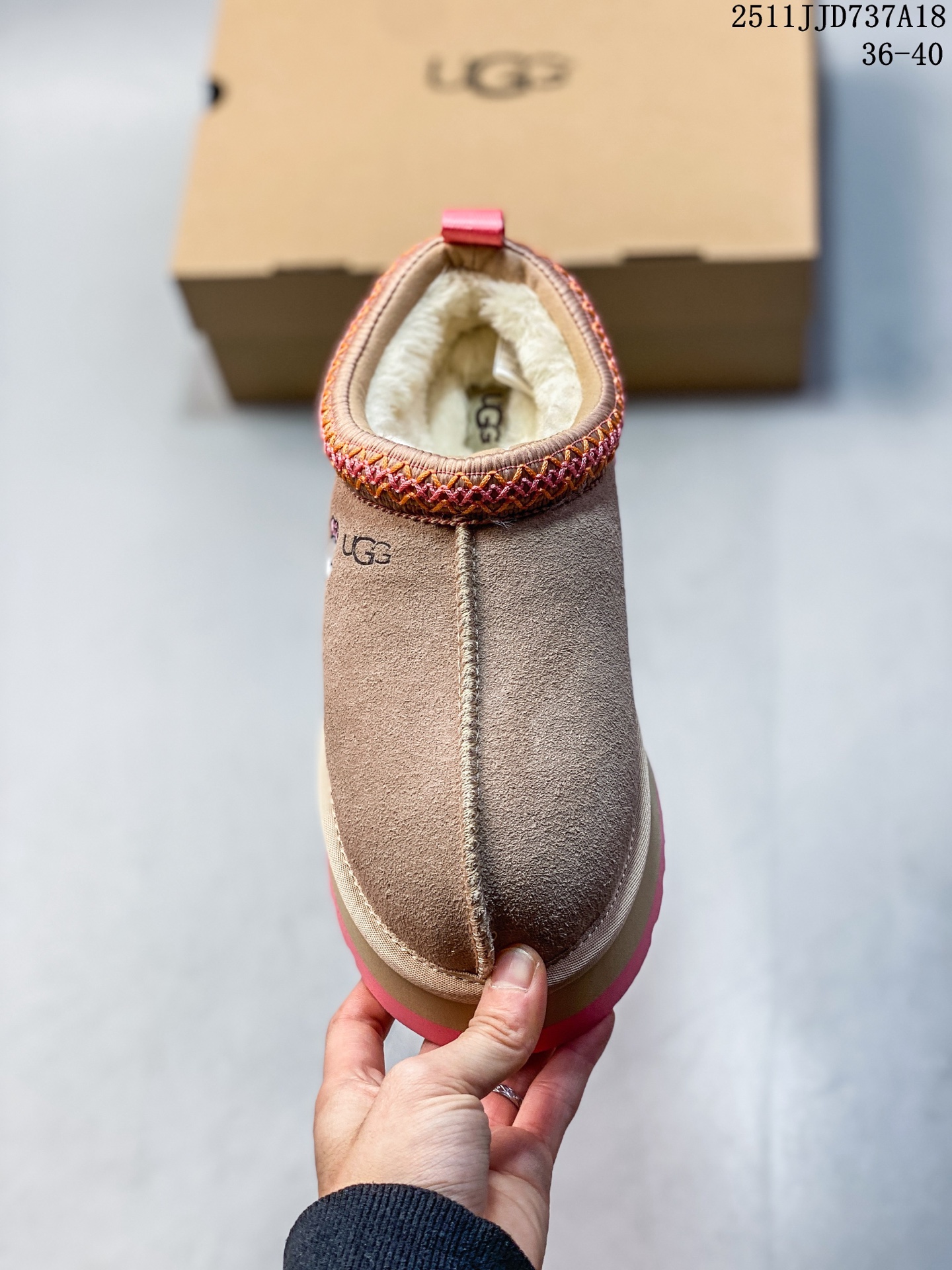 💰130
UGG 厚底增高棉拖 雪地靴 俏皮可爱的百变造型家居拖鞋， 美国轻奢品牌🐑UGG 平底系列冬季雪地休闲保暖家居包头棉拖鞋。官方同步包装 检验标 材料采用原厂防污防水皮料 防滑耐磨轻翼大底 潮流百搭 英伦风  舒适拖鞋 秋冬休闲厚底增高时尚男女鞋  保暖性能十足 严寒季节保暖神器。

类型：女鞋
码数:  36 37 38 39 40
编码：AZGT1118ZZL
11JJD737A18