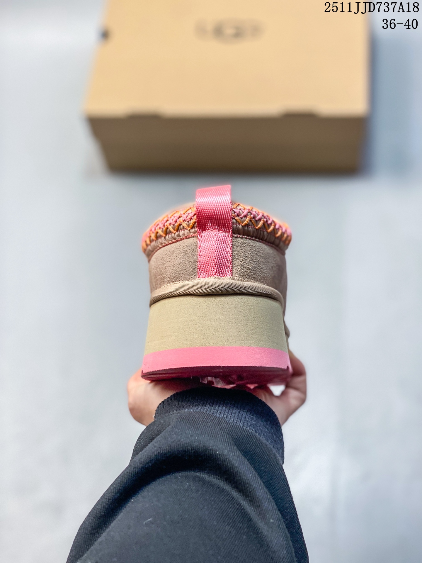 💰130
UGG 厚底增高棉拖 雪地靴 俏皮可爱的百变造型家居拖鞋， 美国轻奢品牌🐑UGG 平底系列冬季雪地休闲保暖家居包头棉拖鞋。官方同步包装 检验标 材料采用原厂防污防水皮料 防滑耐磨轻翼大底 潮流百搭 英伦风  舒适拖鞋 秋冬休闲厚底增高时尚男女鞋  保暖性能十足 严寒季节保暖神器。

类型：女鞋
码数:  36 37 38 39 40
编码：AZGT1118ZZL
11JJD737A18