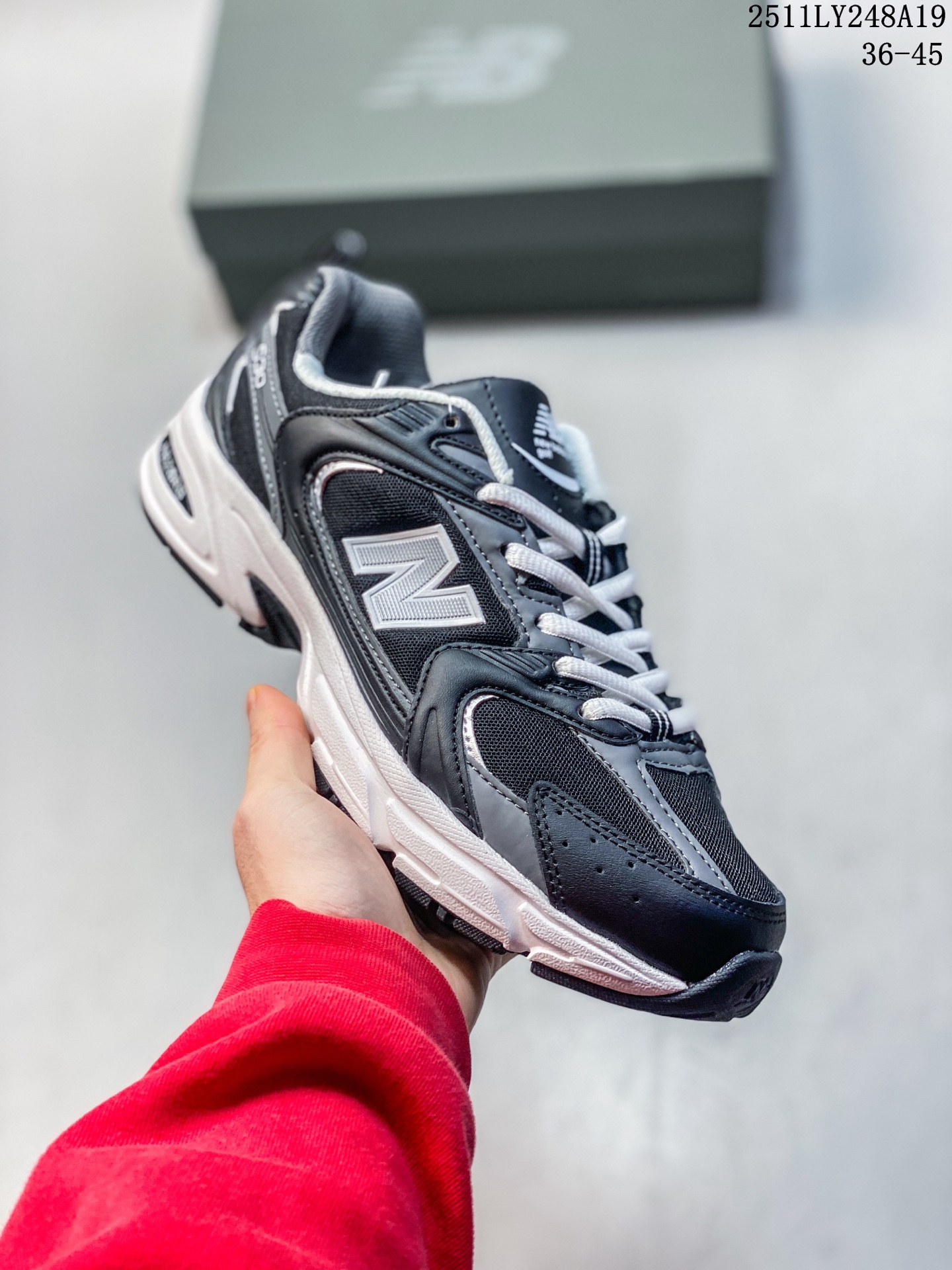 💰105
✅New Balance MR530系列  复古老爹风网布跑步休闲运动鞋
11LY248A19