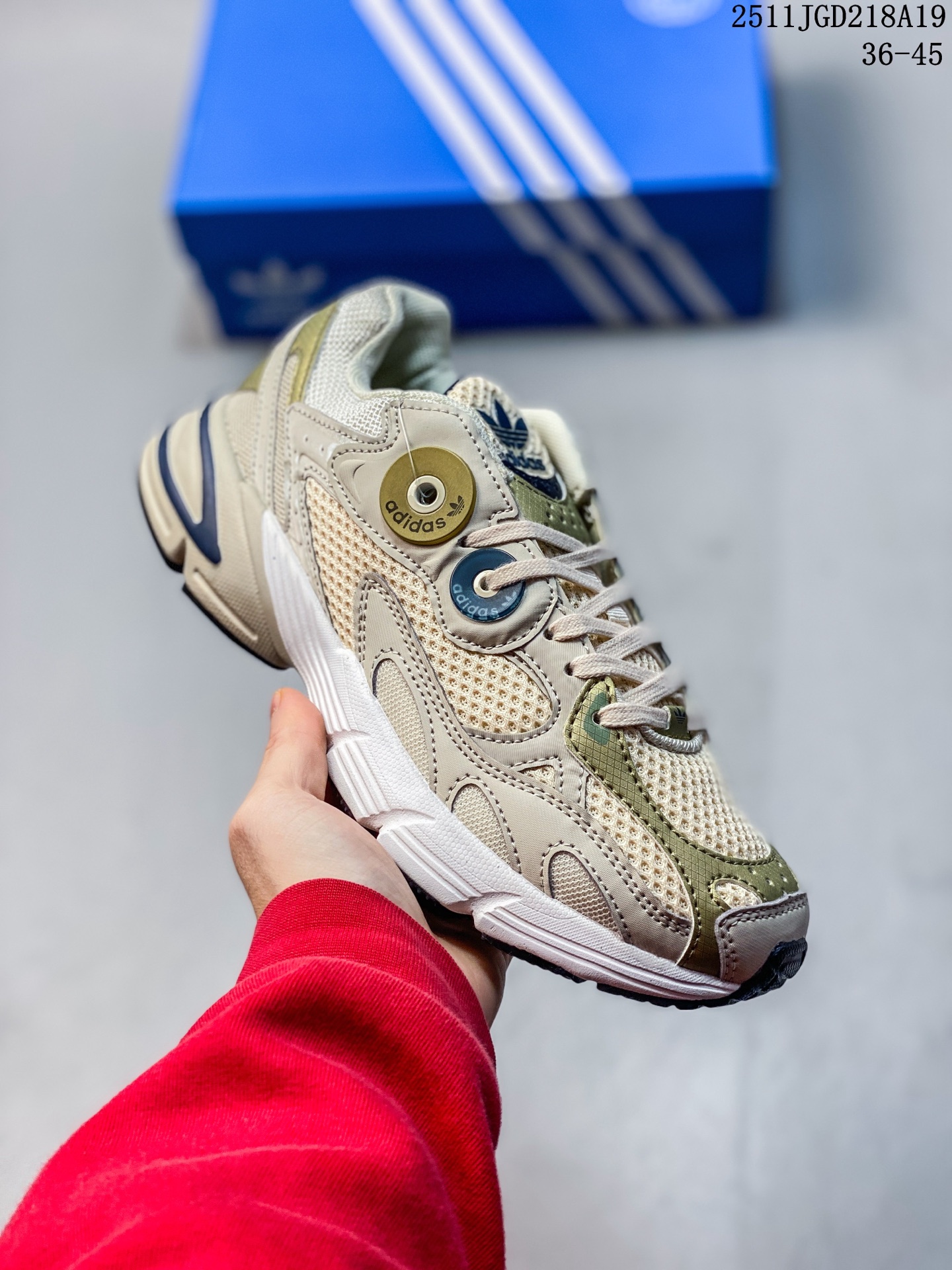 💰120
Adidas Originals Astir 复古单品
这款adidas Astir 慢跑鞋,助你向世界展示自己的态度。灵感源自00年代的亮眼跑鞋,金属色网材鞋面搭配大号鞋眼,造型醒目。根据脚型设计,为步伐添舒适。色调相互拼接，让鞋款型格却又萦绕满满仙气，具份量感的鞋身大底不经意就能拉长双腿比例，鞋款穿着轻盈舒适、行走一整天脚感依然满分