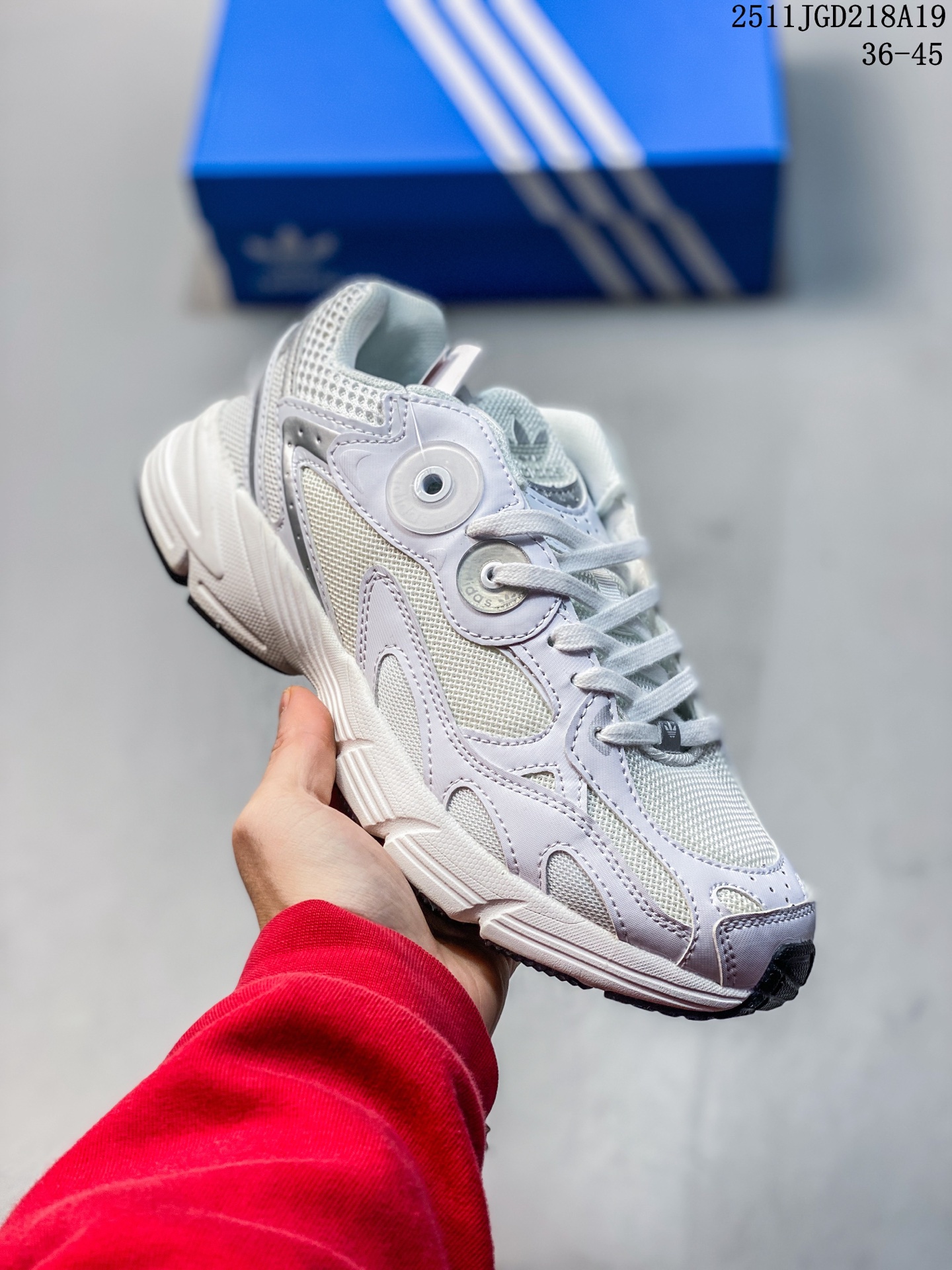 💰120
Adidas Originals Astir 复古单品
这款adidas Astir 慢跑鞋,助你向世界展示自己的态度。灵感源自00年代的亮眼跑鞋,金属色网材鞋面搭配大号鞋眼,造型醒目。根据脚型设计,为步伐添舒适。色调相互拼接，让鞋款型格却又萦绕满满仙气，具份量感的鞋身大底不经意就能拉长双腿比例，鞋款穿着轻盈舒适、行走一整天脚感依然满分