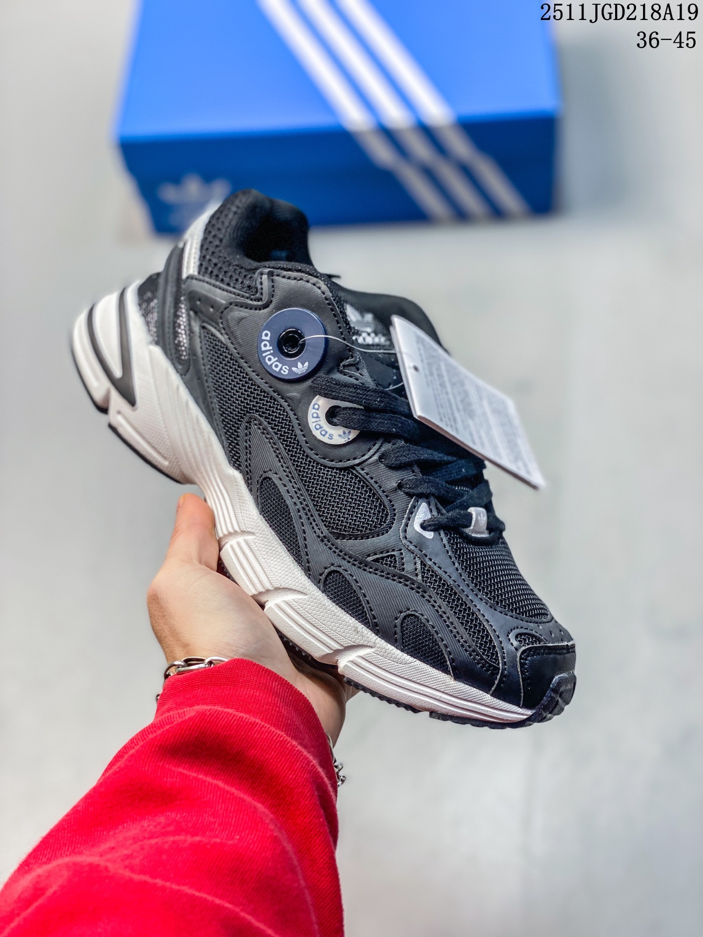 🈴️💰120
Adidas Originals Astir 复古单品
这款adidas Astir 慢跑鞋,助你向世界展示自己的态度。灵感源自00年代的亮眼跑鞋,金属色网材鞋面搭配大号鞋眼,造型醒目。根据脚型设计,为步伐添舒适。色调相互拼接，让鞋款型格却又萦绕满满仙气，具份量感的鞋身大底不经意就能拉长双腿比例，鞋款穿着轻盈舒适、行走一整天脚感依然满分