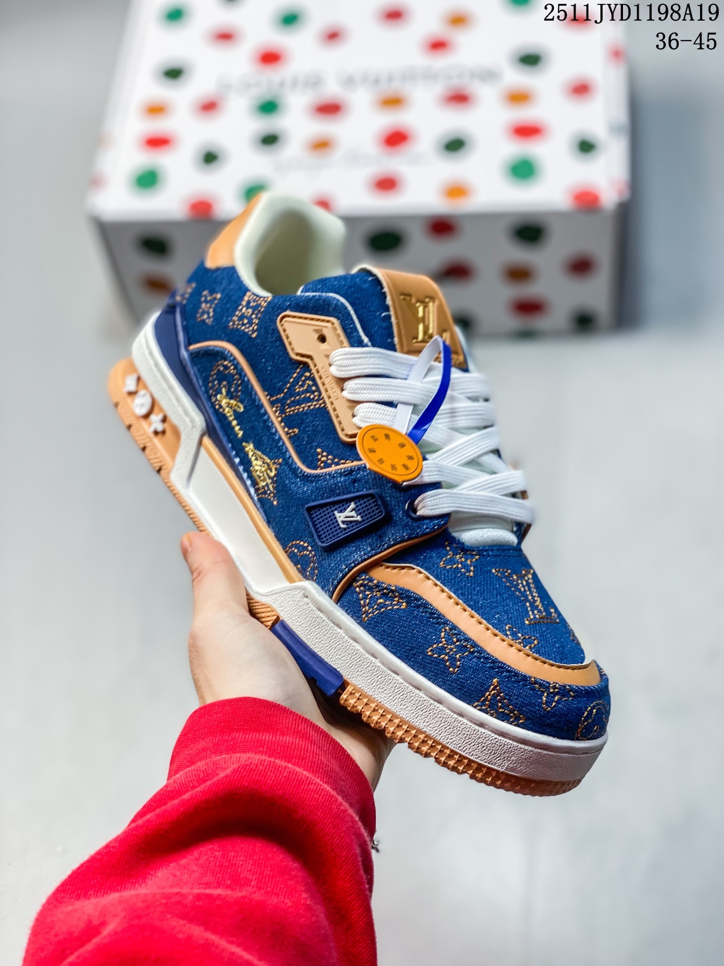 💰190 Louis Vuitton/路易威登～蓝色 刺绣系带 广东原产高性价比，采用皮革鞋面材质，内里小羊皮打造及去味海玻璃脚垫，空胶工艺，外置耐磨橡胶大底全新LV路易威登Louis Vuitton x NigoTrainer FW25低帮板鞋 类型：男女鞋 货号：1AJ360 尺码：36-45 🈚半码 11JVD1198A19
