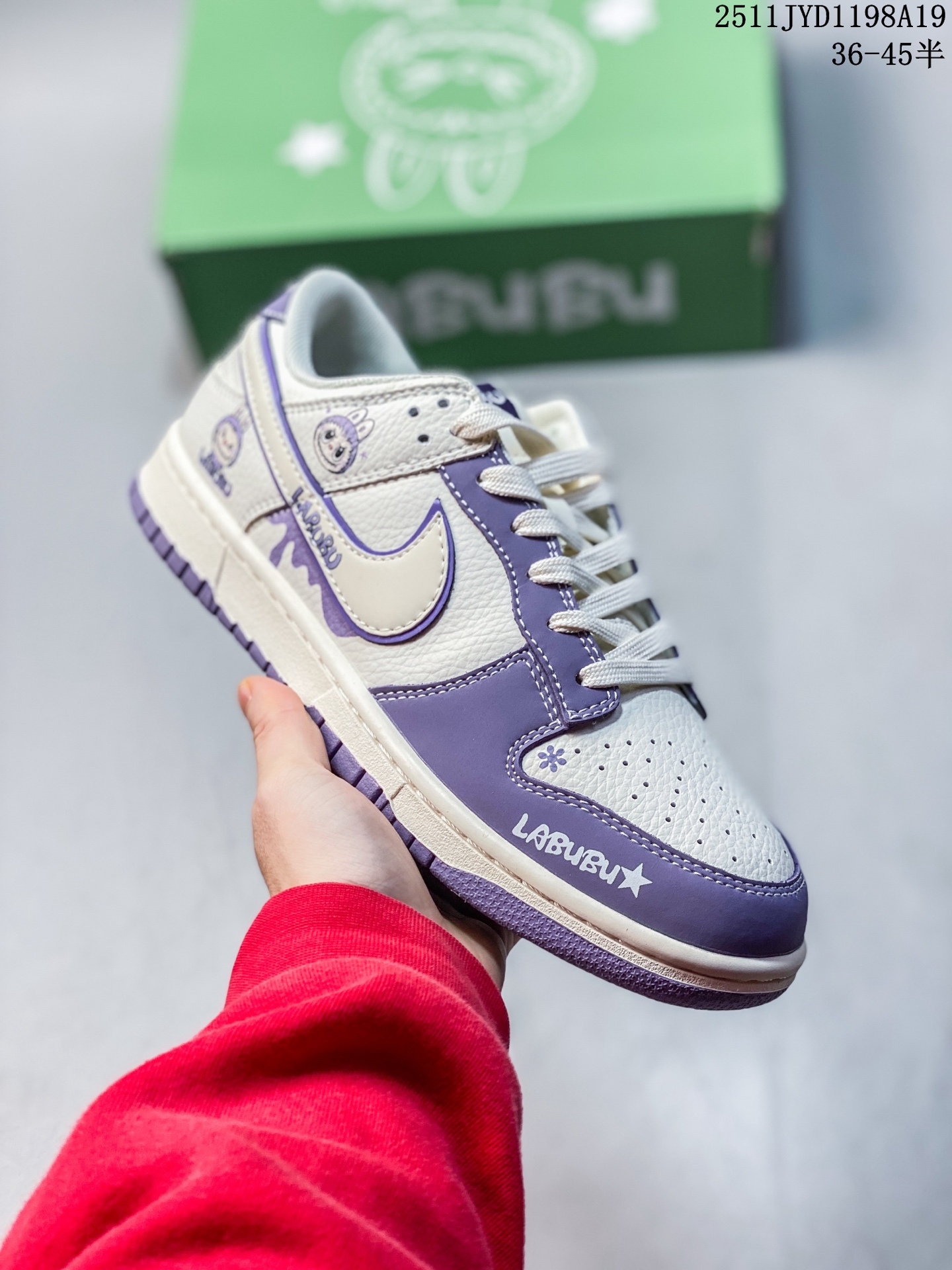 Labubu x Nike Dunk Low 米紫拉布布 此款主张打破传统的工业化流水线设计限制,以Made by ideas的超级创意为理念,集结众多潮流设计师,结合时下最ing潮流风尚,为潮流爱好者打造彰品自我的专属潮品.同时尊重每个年轻人对于潮流的理解与选择,主张“让每个年轻人塑造自己的潮流”. 货号: CS5288-119 JYD1198A19