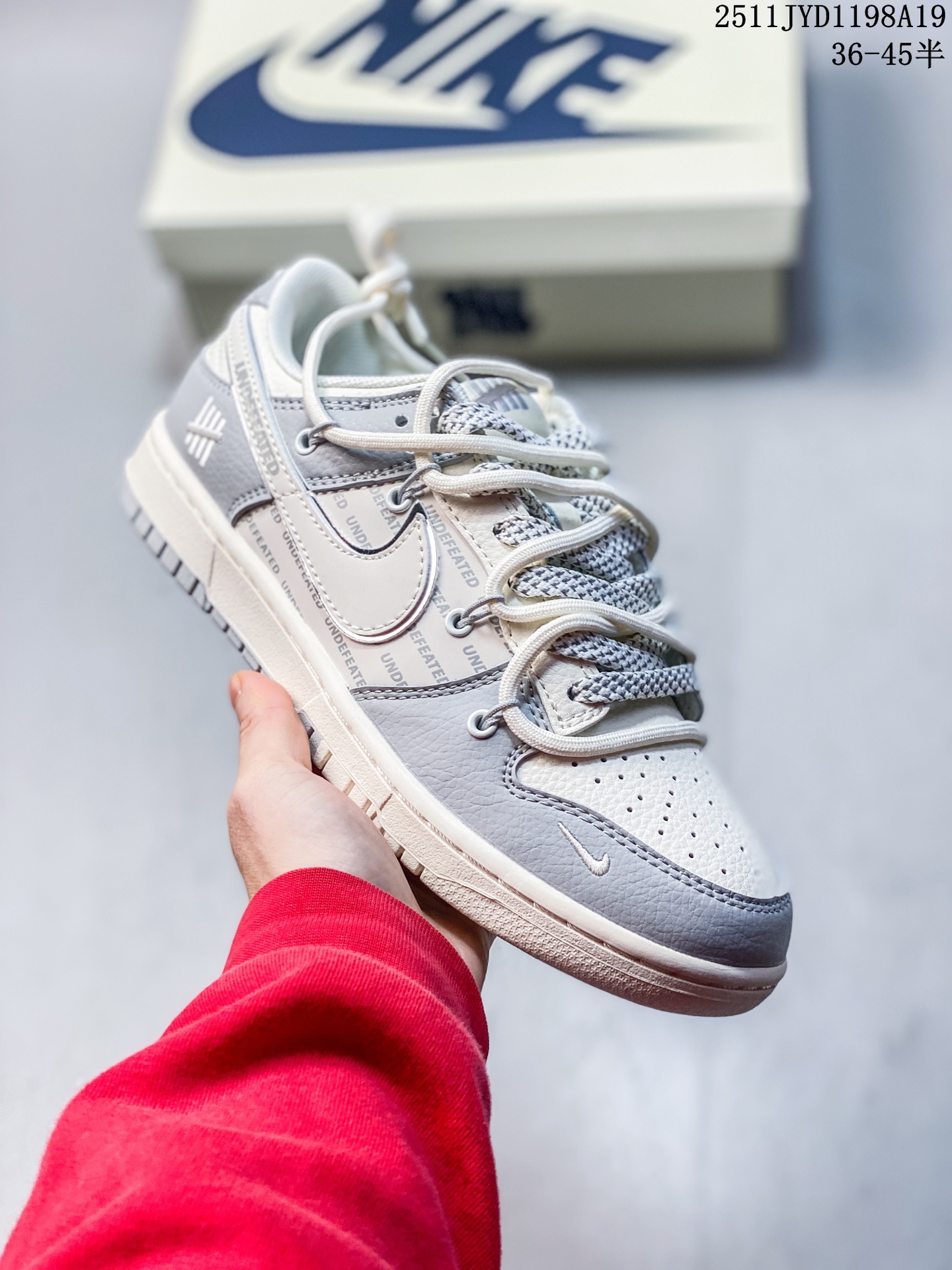 Labubu x Nike Dunk Low 米紫拉布布 此款主张打破传统的工业化流水线设计限制,以Made by ideas的超级创意为理念,集结众多潮流设计师,结合时下最ing潮流风尚,为潮流爱好者打造彰品自我的专属潮品.同时尊重每个年轻人对于潮流的理解与选择,主张“让每个年轻人塑造自己的潮流”. 货号: CS5288-119 JYD1198A19