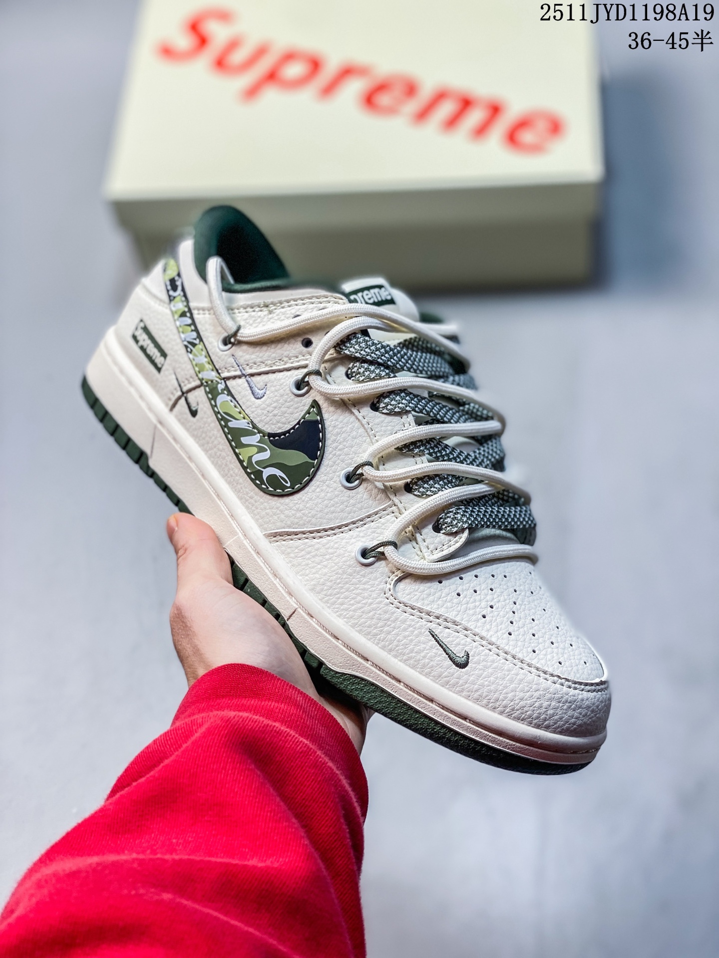 Labubu x Nike Dunk Low 米紫拉布布 此款主张打破传统的工业化流水线设计限制,以Made by ideas的超级创意为理念,集结众多潮流设计师,结合时下最ing潮流风尚,为潮流爱好者打造彰品自我的专属潮品.同时尊重每个年轻人对于潮流的理解与选择,主张“让每个年轻人塑造自己的潮流”. 货号: CS5288-119 JYD1198A19