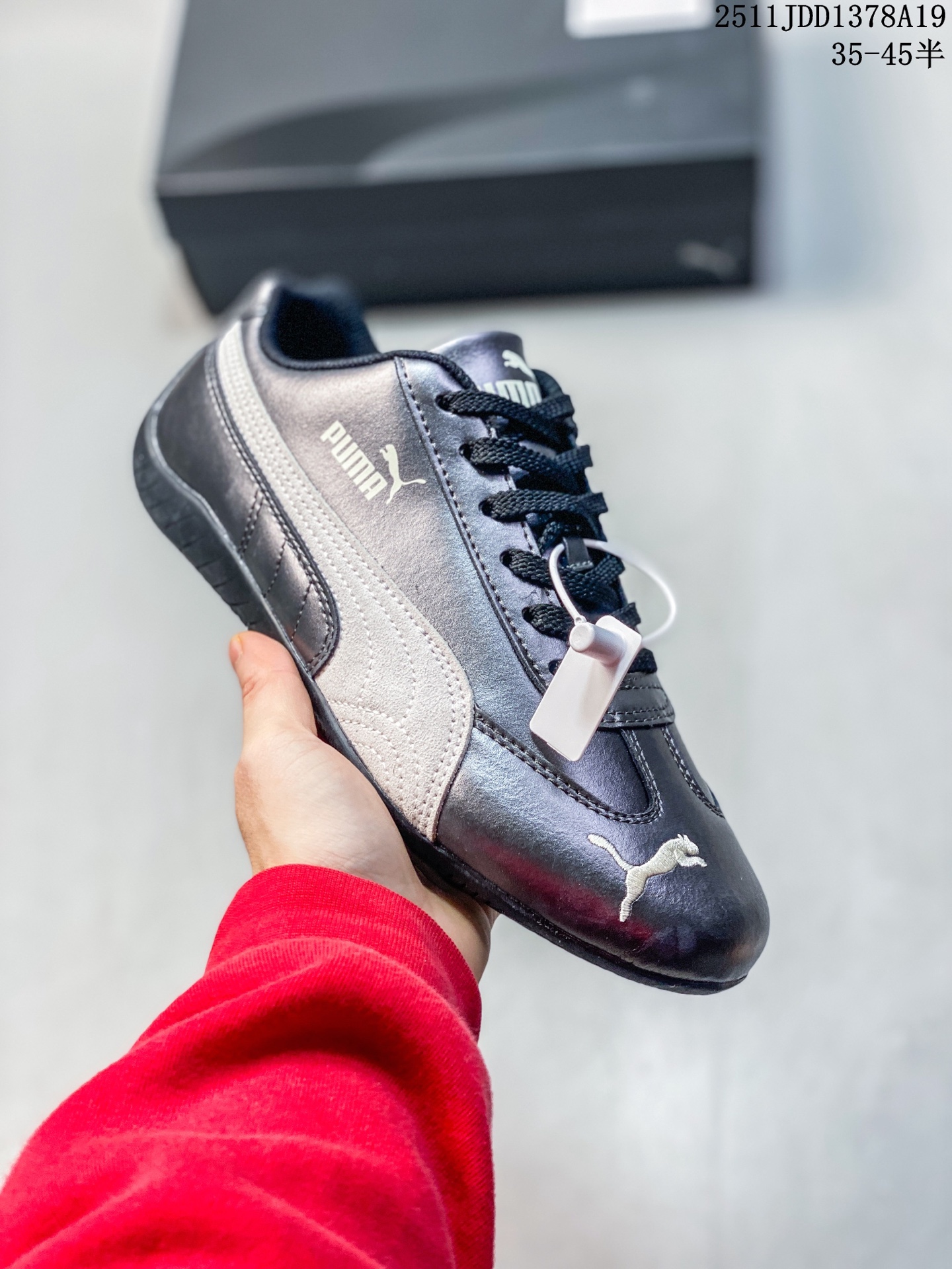 💰110
PUMA Speedca OG 彪马极速赛车系列低帮德训风拼接复古百搭休闲运动赛车鞋 鞋款从80、90年代赛车手所穿的防火赛车鞋为原型，鞋身线条模仿了赛车的流线廓形，体现了空气动力学原理的结构。简约流畅的外观，恰好又和贯穿其中的Formstrip Logo融合恰到好处，视觉上细节丰富且协调。本次Speedcat OG鞋款归来，最大看点自然式保留了窄版鞋型以及薄底构造。这两年各品牌鞋底越做越厚，Speedcat反其道而行之，上脚几乎无鞋底的效果带来耳目一新的视觉体验。鞋面依旧是以质感透气网面材质打造，并且大面积近乎全包裹的使用，复古味道也愈发浓烈。配色上更是将最原始的黑色和红色带回，向F1赛车队的标志性队服致敬。相信让各位一眼种草的更多是出挑的大红色，上脚即可瞬间点亮整体造型，在以球鞋为核心的OOTD中脱颖而出。而另一款黑色则是低调的万金油，彰显新潮个性的同时又不喧宾夺主，也是热爱简约系穿搭朋友的首选。 

尺码：35.5-45含半码