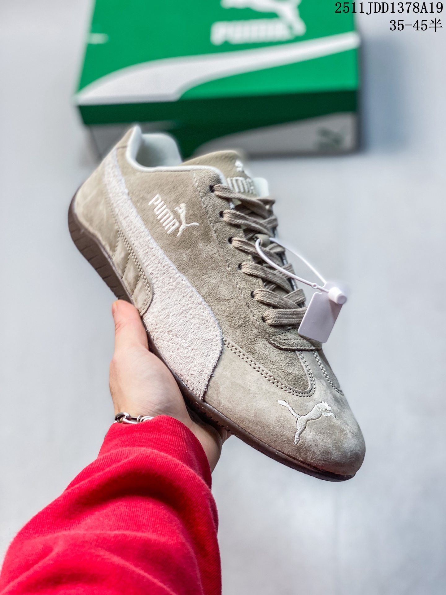 PUMA Speedca OG 彪马极速赛车系列低帮德训风拼接复古百搭休闲运动赛车鞋 鞋款从80、90年代赛车手所穿的防火赛车鞋为原型,鞋身线条模仿了赛车的流线廓形,体现了空气动力学原理的结构.简约流畅的外观,恰好又和贯穿其中的Formstrip Logo融合恰到好处,视觉上细节丰富且协调.本次Speedcat OG鞋款归来,最大看点自然式保留了窄版鞋型以及薄底构造.这两年各品牌鞋底越做越厚,Speedcat反其道而行之,上脚几乎无鞋底的效果带来耳目一新的视觉体验.鞋面依旧是以质感透气网面材质打造,并且大面积近乎全包裹的使用,复古味道也愈发浓烈.配色上更是将最原始的黑色和红色带回,向F1赛车队的标志性队服致敬.相信让各位一眼种草的更多是出挑的大红色,上脚即可瞬间点亮整体造型,在以球鞋为核心的OOTD中脱颖而出.而另一款黑色则是低调的万金油,彰显新潮个性的同时又不喧宾夺主,也是热爱简约系穿搭朋友的首选. 含半码 11JDD1378A19