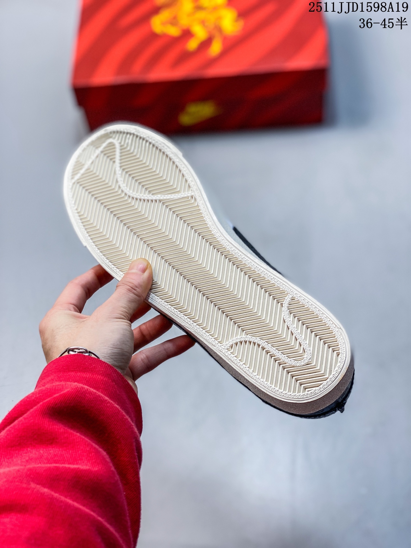 💰130
Nike Blazer Low ‘77 Jumbo 蛇年限定
全新焕新升级经典 Blazer 鞋款,大号 Swoosh 突出新时代更加张扬的潮流感,对经典的又一次改良升级。大号 Swoosh 设计结合宽大鞋带,符合当下潮流意趣,橡胶外底融入凸起人字形底纹增添几分户外感觉
货号:DQ1470-138
尺码:36 36.5 37.5 38 38.5 39 40 40.5 41 42 42.5 43 44 44.5 45
11JJD1598A19