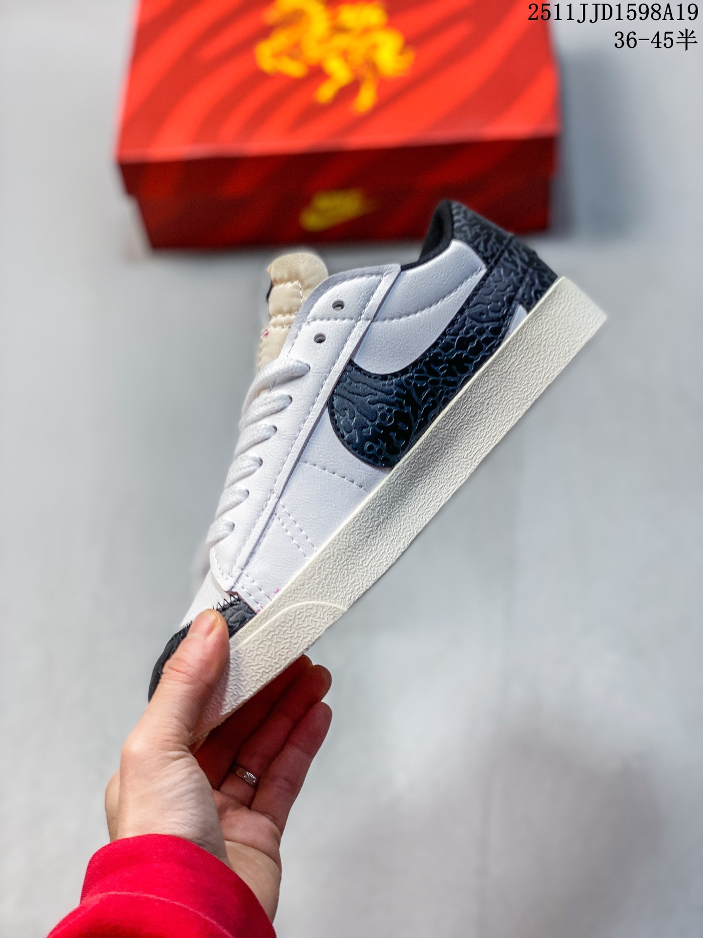 💰130
Nike Blazer Low ‘77 Jumbo 蛇年限定
全新焕新升级经典 Blazer 鞋款,大号 Swoosh 突出新时代更加张扬的潮流感,对经典的又一次改良升级。大号 Swoosh 设计结合宽大鞋带,符合当下潮流意趣,橡胶外底融入凸起人字形底纹增添几分户外感觉
货号:DQ1470-138
尺码:36 36.5 37.5 38 38.5 39 40 40.5 41 42 42.5 43 44 44.5 45
11JJD1598A19
