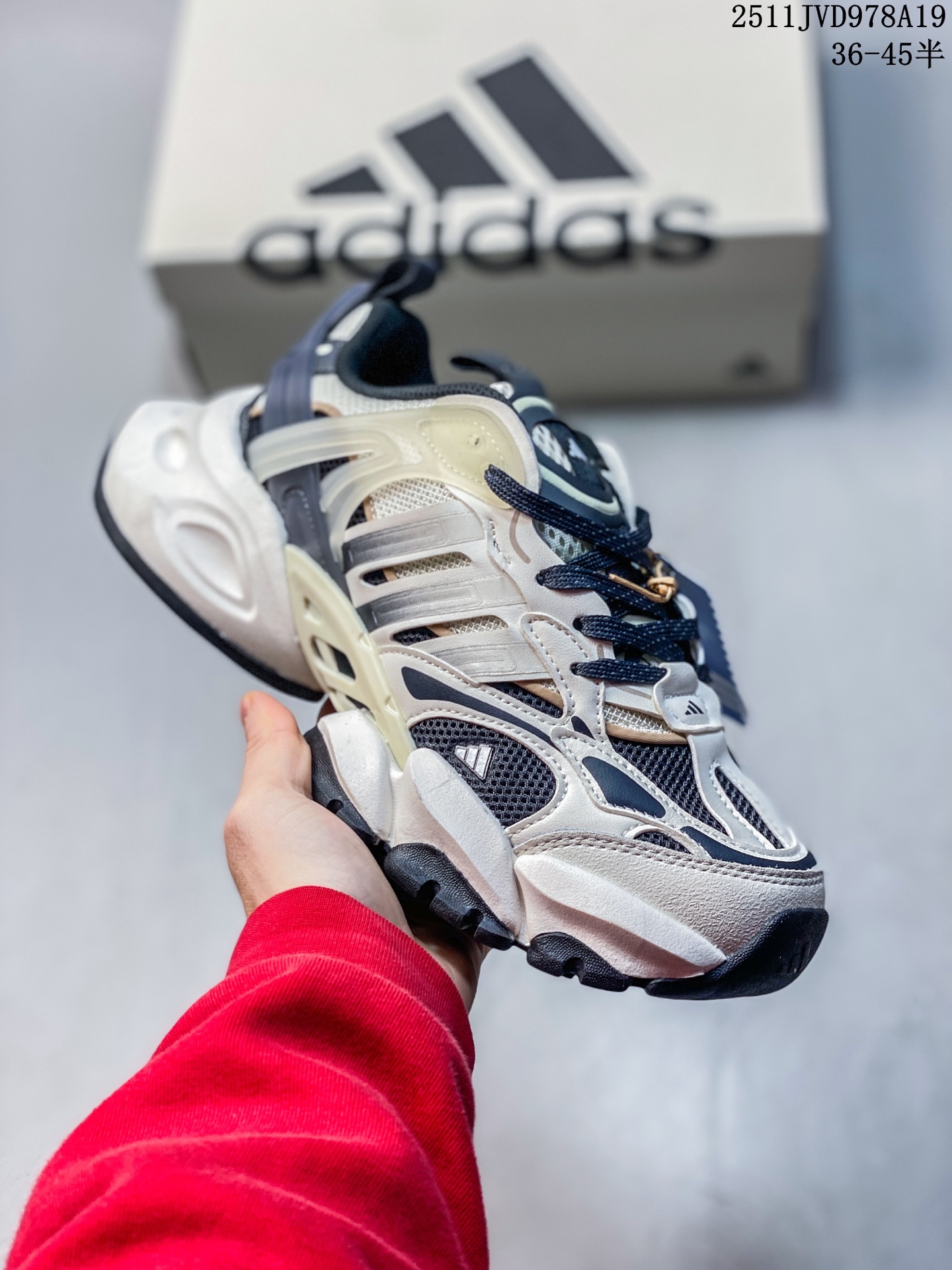 💰190
公司级✅Adidas XLG RUNNER DELUXE系列阿迪达斯 低帮增高复古中性休闲运动老爹鞋
鞋面由轻薄透气的网布制成 提供卓越的空气流通性能 中底使用品牌独有的Bounce缓震技术 帮助减少地面对关节的冲击力 提升整体的舒适性 鞋子的设计风格简约大气 同时兼顾功能性和美感 适用于各种场景
货号:IH7802
Size:36 36.5 37 38 38.5 39 40 40.5 41 42 42.5 43 44 45
ID:JHD212-AZD
11JVD978A19