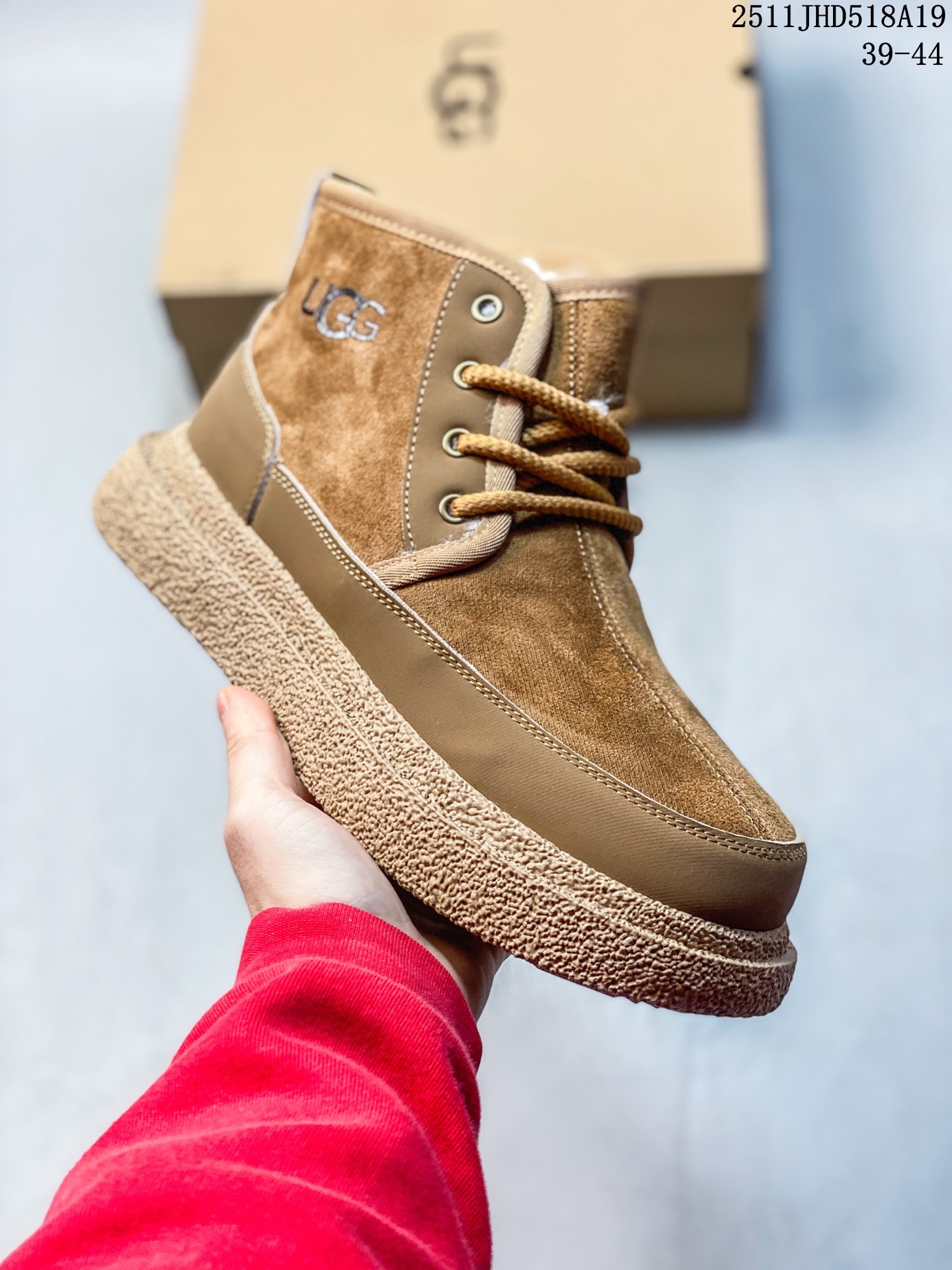 💰150
UGG/雪地靴 UGG Heritage Utility Sneaker 传统实用运动鞋 UGG元素与经典运动鞋的氛围相结合，融合了传统与创新。鞋面采用全粒皮革和麂皮完成。采用来自甘蔗的EVA材质制作的鞋底，拥有发挥出色的抓地力 
11JHD518A19