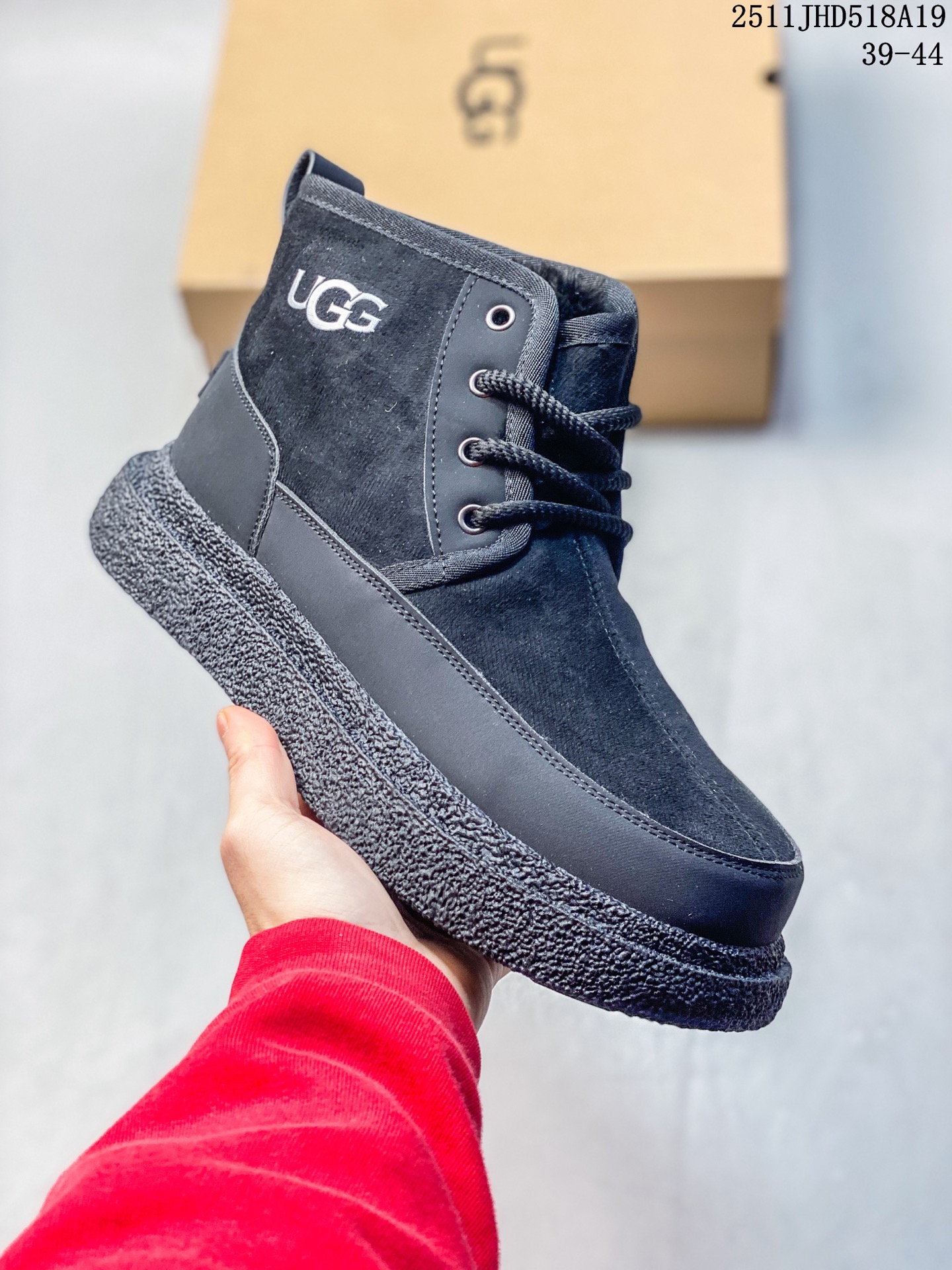 💰150
UGG/雪地靴 UGG Heritage Utility Sneaker 传统实用运动鞋 UGG元素与经典运动鞋的氛围相结合，融合了传统与创新。鞋面采用全粒皮革和麂皮完成。采用来自甘蔗的EVA材质制作的鞋底，拥有发挥出色的抓地力 
11JHD518A19