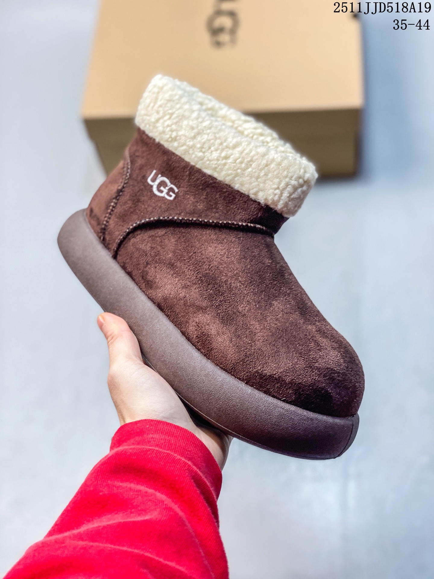 💰130
UGG/雪地靴 UGG Heritage Utility Sneaker 传统实用运动鞋 UGG元素与经典运动鞋的氛围相结合，融合了传统与创新。鞋面采用全粒皮革和麂皮完成。采用来自甘蔗的EVA材质制作的鞋底，拥有发挥出色的抓地力 
11JJD518A19