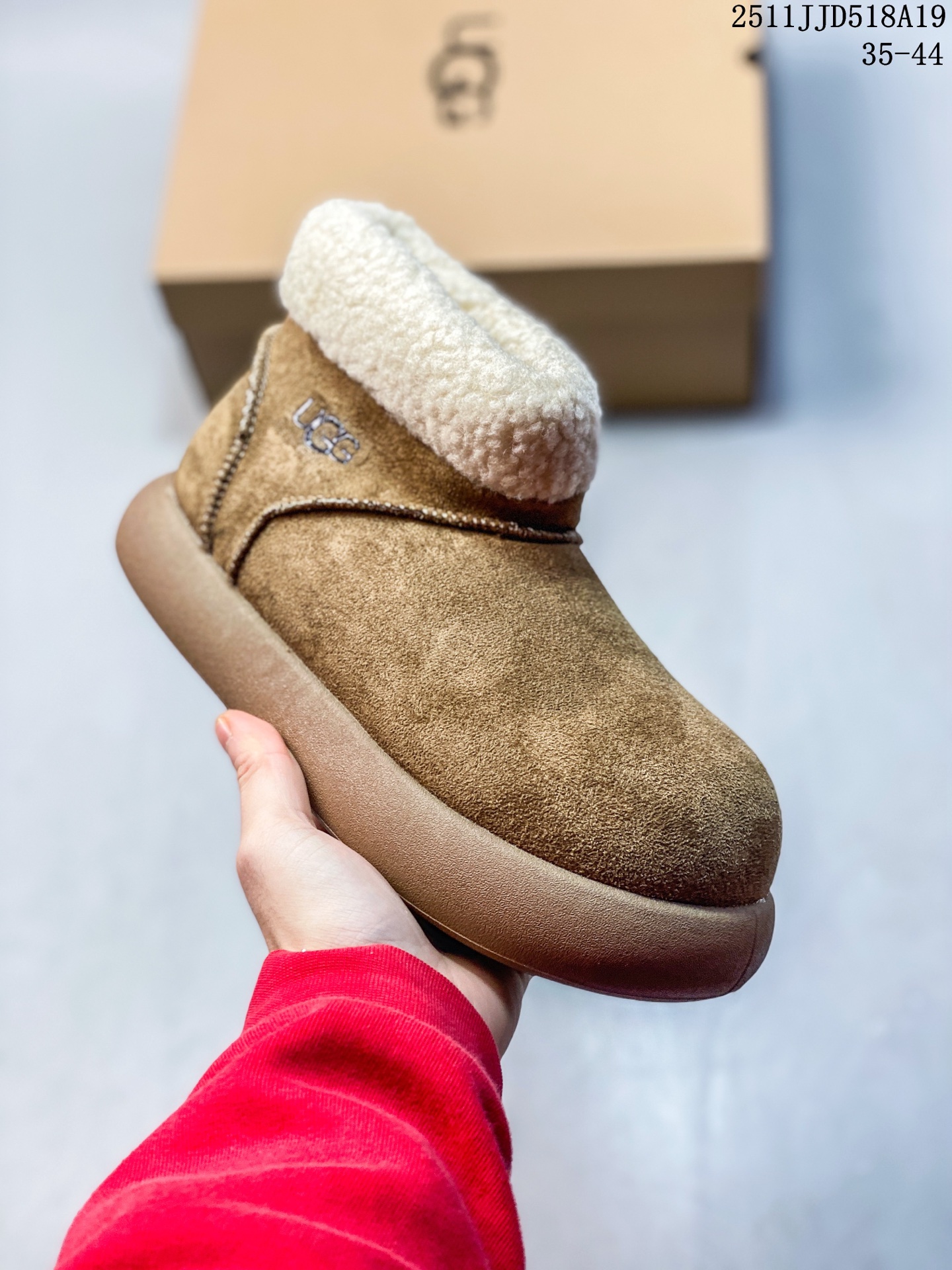 💰130
UGG/雪地靴 UGG Heritage Utility Sneaker 传统实用运动鞋 UGG元素与经典运动鞋的氛围相结合，融合了传统与创新。鞋面采用全粒皮革和麂皮完成。采用来自甘蔗的EVA材质制作的鞋底，拥有发挥出色的抓地力 
11JJD518A19